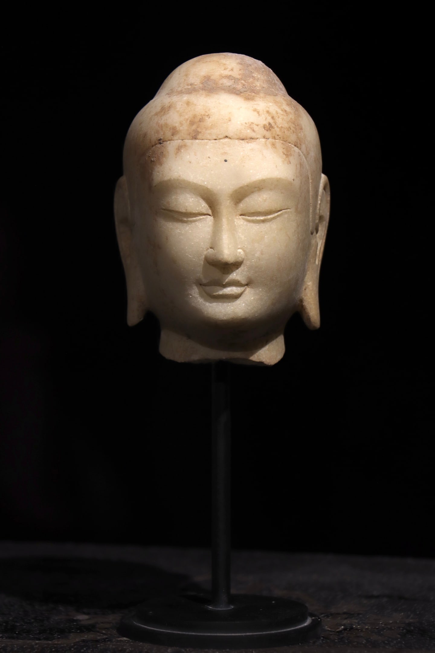 A WHITE MARBLE BUDDHA HEAD FROM THE NORTHERN QI DYNASTY (1 of 6)