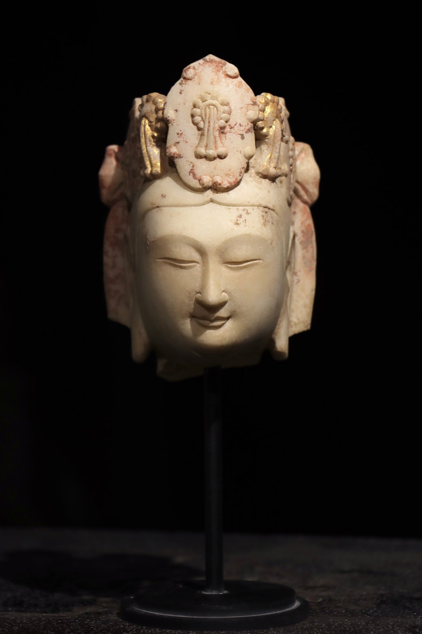 A WHITE MARBLE GUANYIN HEAD FROM THE NORTHERN WEI DYNASTY (1 of 6)