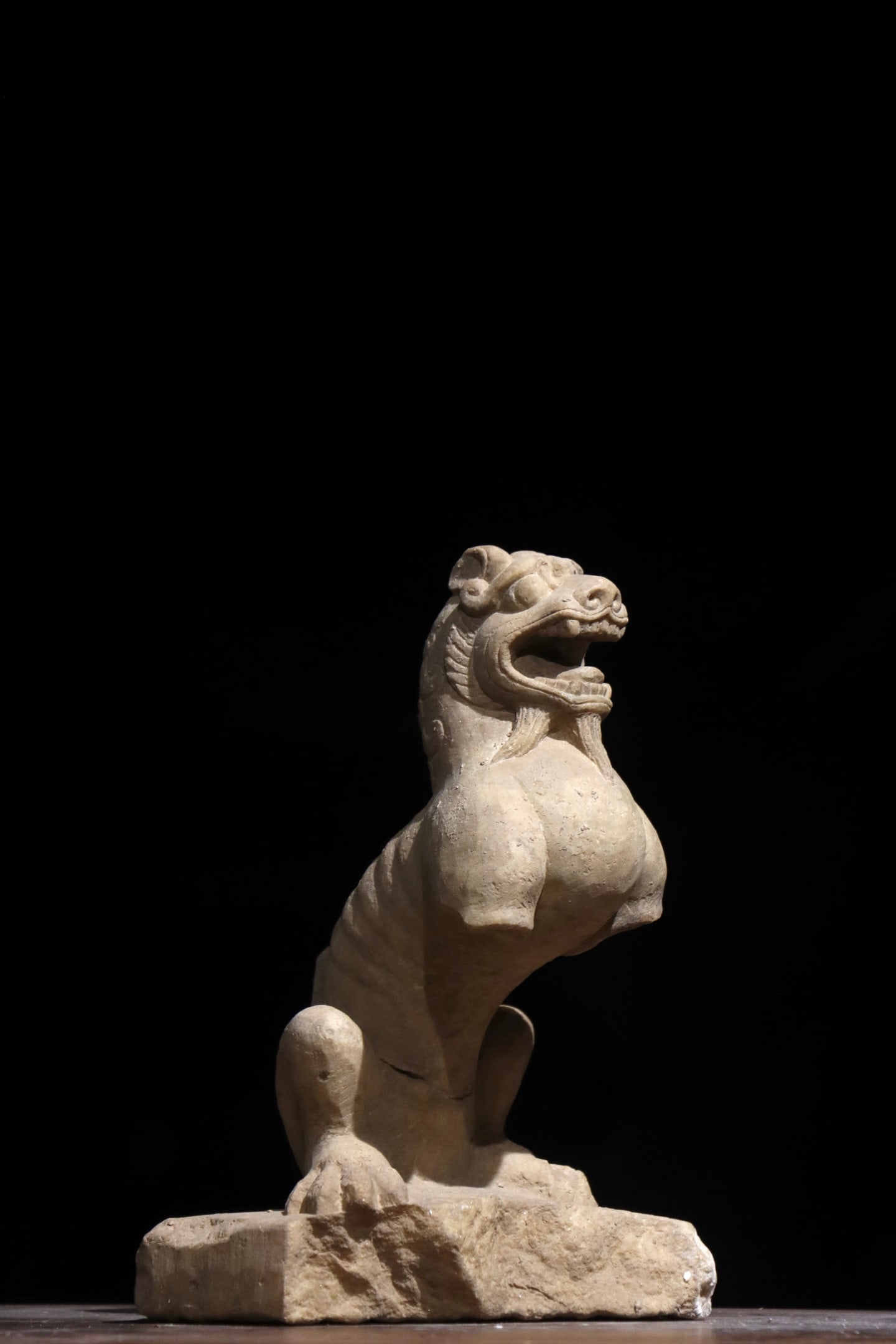 STONE LIONS OF THE NORTHERN AND SOUTHERN DYNASTIES: Height:26cm (10.24in)White stone lion sculpture, squatting posture with raised head, simple mane carving, traditional Chinese stone guardian beast fragment