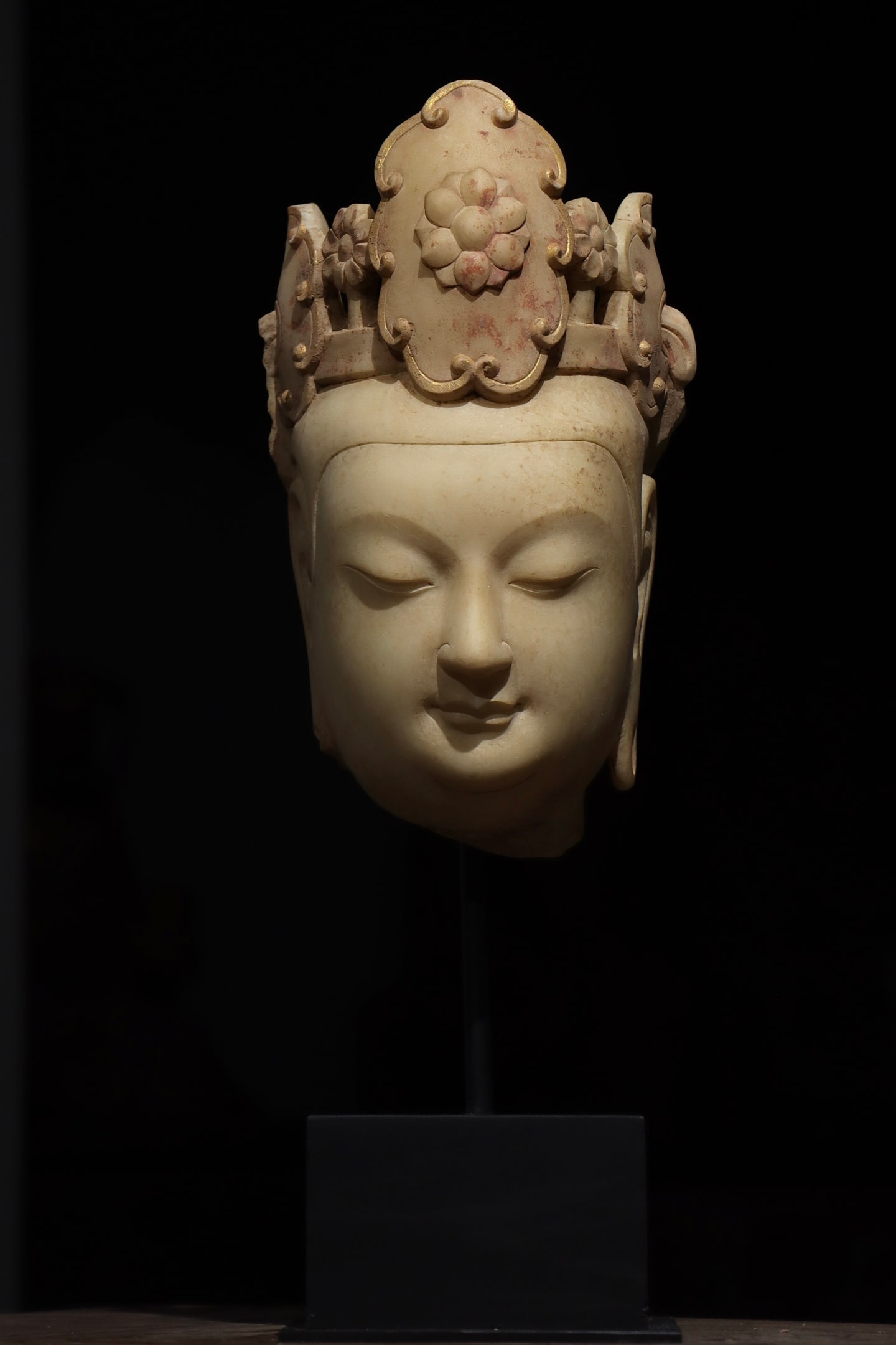 TANG DYNASTY WHITE MARBLE PAINTED GUANYIN HEAD: Height:27cm(10.63in),Height:44cm(17.32in)Antique Sui-Tang white marble Avalokiteshvara head, carved floral crown with faded gilding, stone fragment of temple worship statue