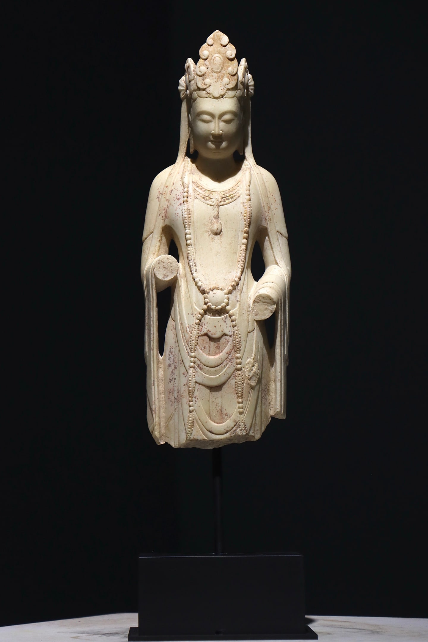 A WHITE MARBLE STATUE OF GUANYIN BODHISATTVA IN QINGZHOU OF THE NORTHERN QI DYNASTY (1 of 8)