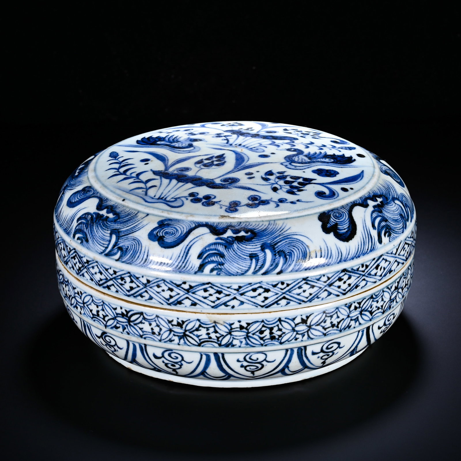 YUAN QING FLOWER LOTUS POND MANDARIN DUCK PATTERN LARGE ROUND LID BOX: Height:11cm (4.33in) , Diameter:20cm (7.87in) A substantial large blue?and?white covered box of Yuan dynasty, of compressed circular form with fitting lid?and?body joint. The lid top is centrally pain