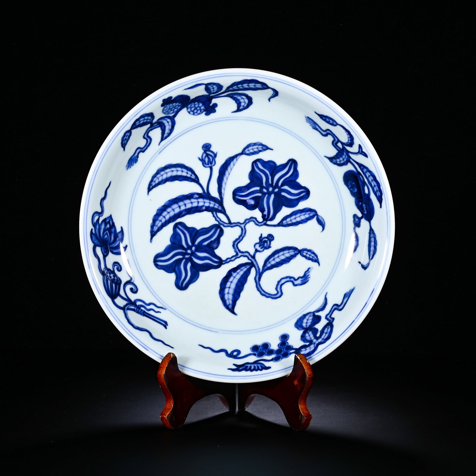 A BLUE AND WHITE PLATE WITH BROKEN BRANCHES AND FLORAL PATTERNS OF THE MING HONGZHI PERIOD: Height:5cm (1.97in) , Diameter:26cm (10.24in) Shallow plate with flared rim and ring foot, well?proportioned and elegant. Central medallion is painted with branching gardenia with full?blossom blooms 