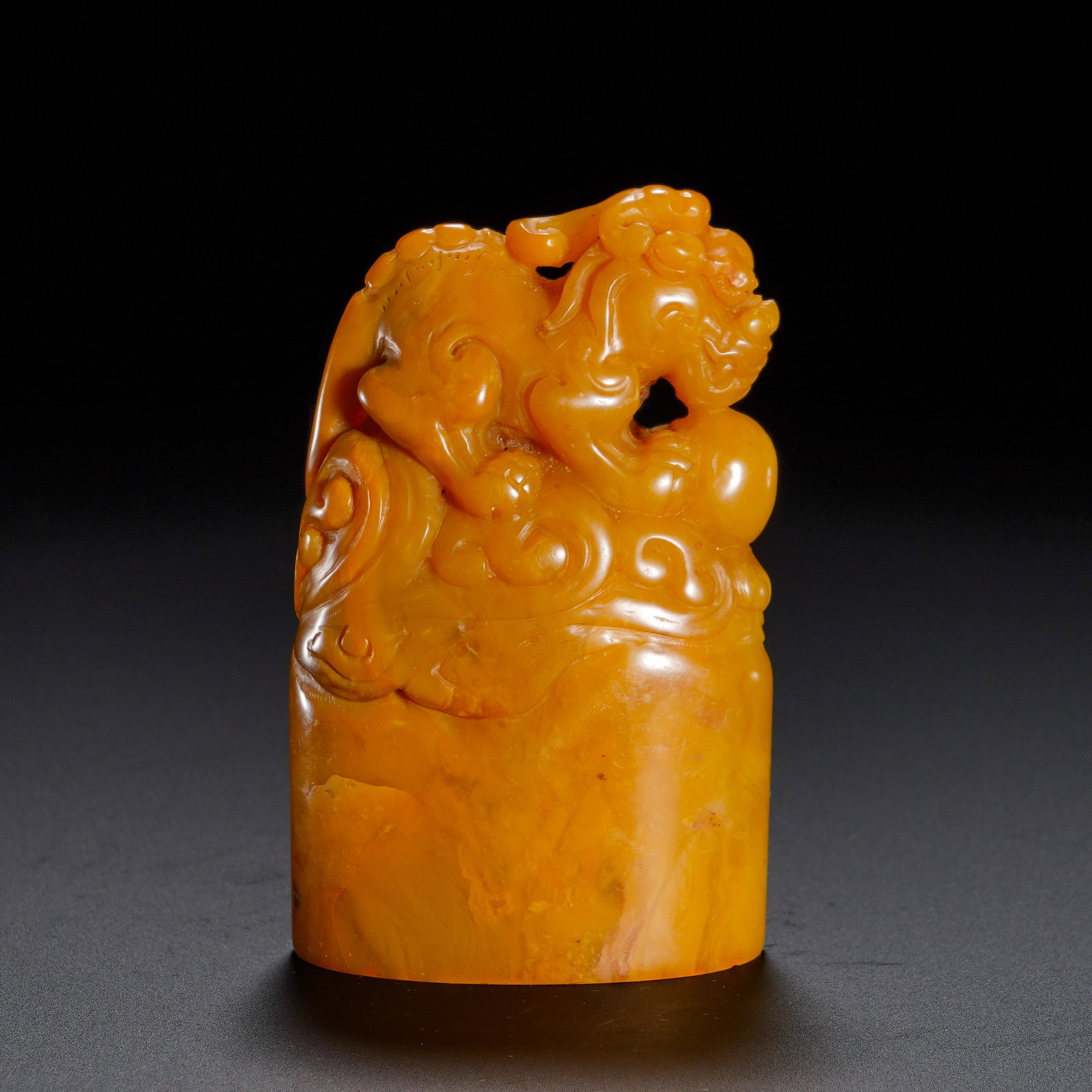 QING SHOU SHAN TIAN HUANG CHI LONG PLAYING WITH A PEARL CLOUD PATTERN FOLLOWING SHAPE MEDAL: Height:7cm (2.76in) , Width:4.9cm (1.93in) , Weight:139g (0.306lb) A free?form seal of Qing Dynasty, carved from translucent mellow Shoushan Tianhuang stone in warm honey?yellow tone with natural ston