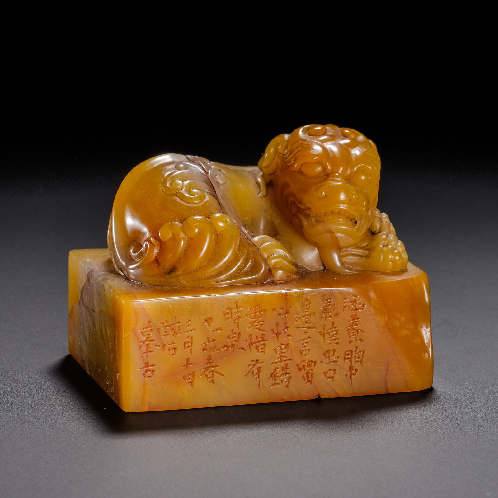 QING SHOU MOUNTAIN FIELD YELLOW AUSPICIOUS BEAST KNOB POETRY AND PROSE SQUARE SEAL: Height:7.8cm (3.07in) , Width:6cm (2.36in) , Weight:450g (0.992lb) A square scholar?seal of Qing dynasty carved from Shoushan Tianhuang stone. The stone is smooth and compact with luminous golden?yell