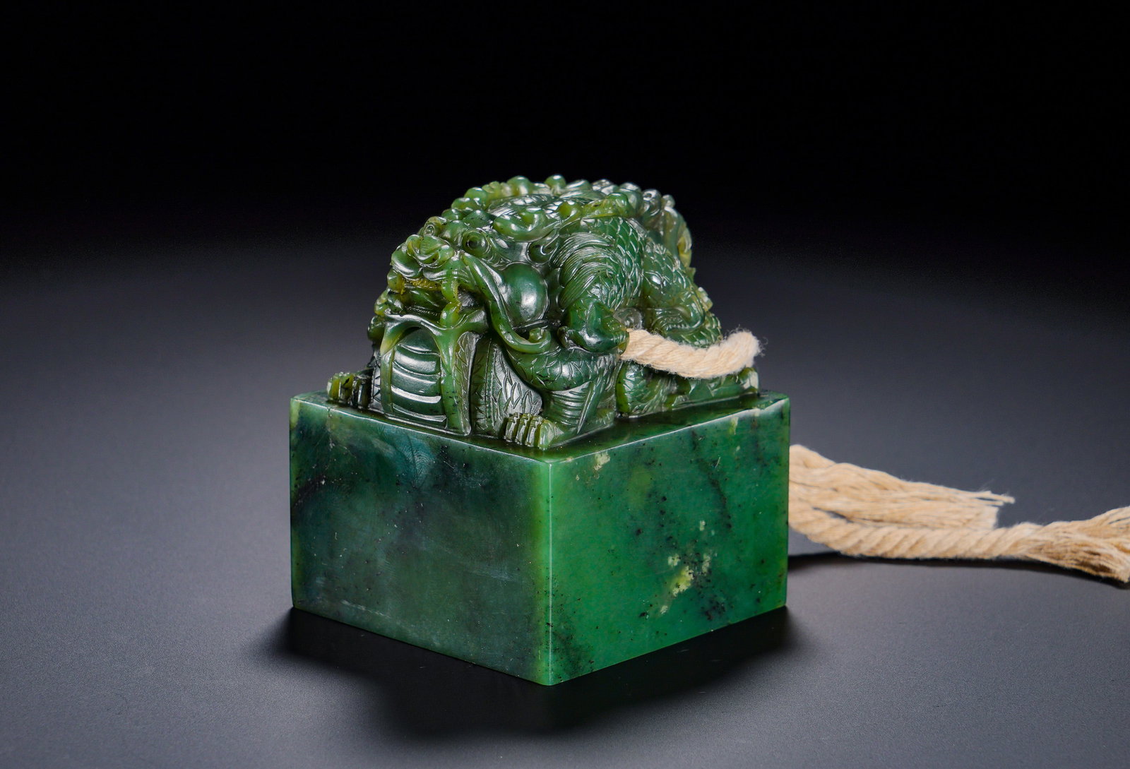 QING HETIAN JADE INTERLOCKING DRAGON BUTTON JADE SEAL (1 of 7)