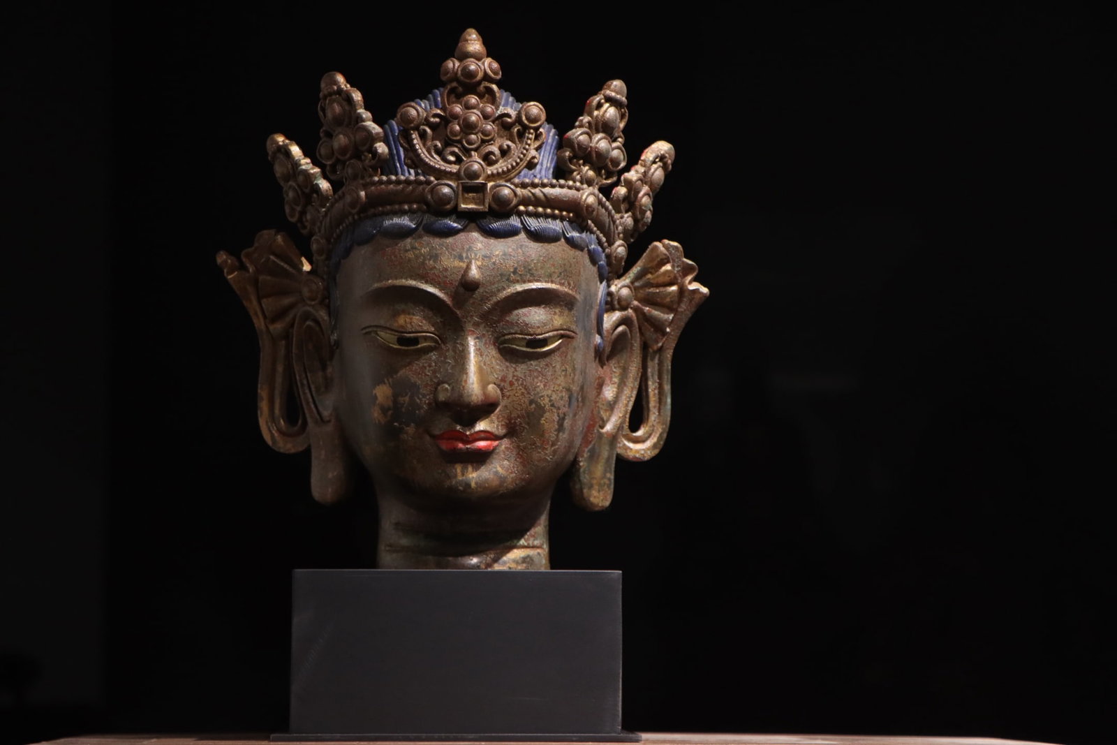 GILDED BRONZE HEAD OF BODHISATTVA FROM THE MING DYNASTY: H:32cm