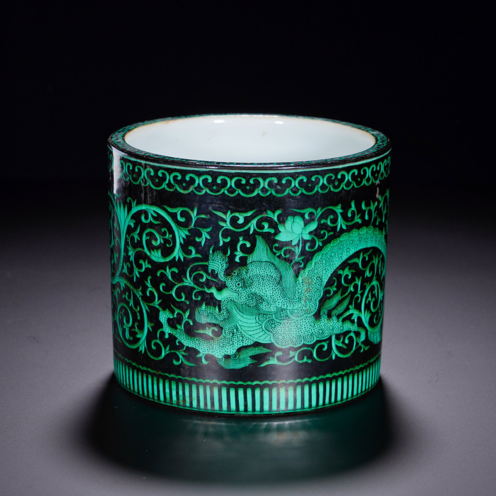 QING KANGXI BLACK EARTH GREEN COLOR COILED DRAGON PATTERN PEN HOLDER: Height:10cm (3.94in) , Diameter:12.5cm (4.92in) Straight?cylindrical brush pot with white?glazed interior. Exterior features deep black ground decorated in vivid green enamel. A powerful striding drag
