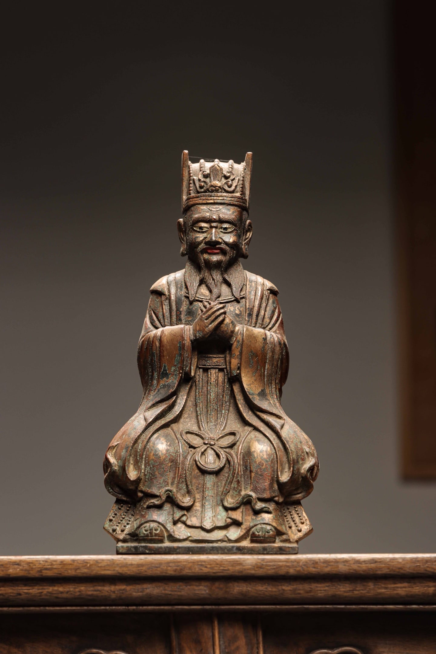 GILDED BRONZE STATUES OF CIVIL OFFICIALS FROM THE MING DYNASTY: Weight:2150g (4.740lb) , Height:24.6cm (9.69in) , Width:12cm (4.72in) , Thick:8.5cm (3.35in) Cast in bronze with residual lacquer gilt and aged patina. The deity wears an ornate tall ceremonial crown.