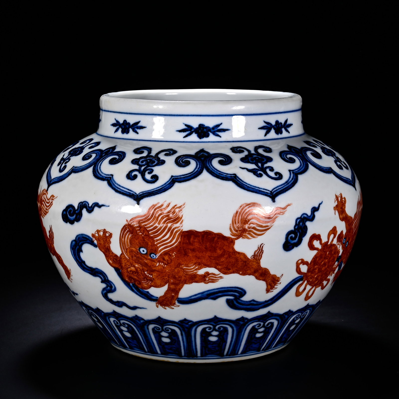 MING XUANDE BLUE AND WHITE ALUM RED LION AND HYDRANGEA PATTERN LARGE JAR (1 of 6)
