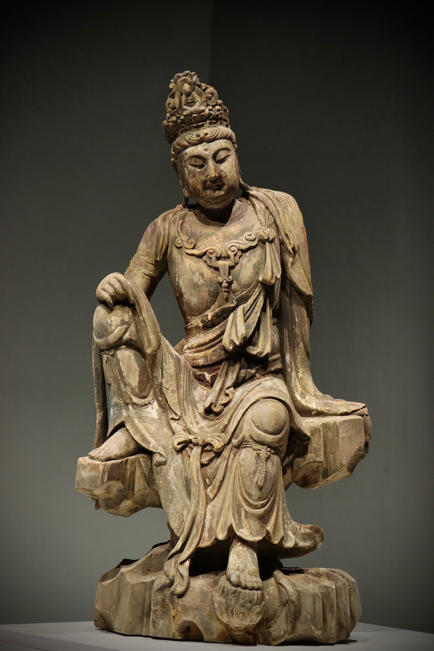 SONG DYNASTY WOODCARVING OF THE BODHISATTVA OF FREEDOM: H:80cm (31.50in)