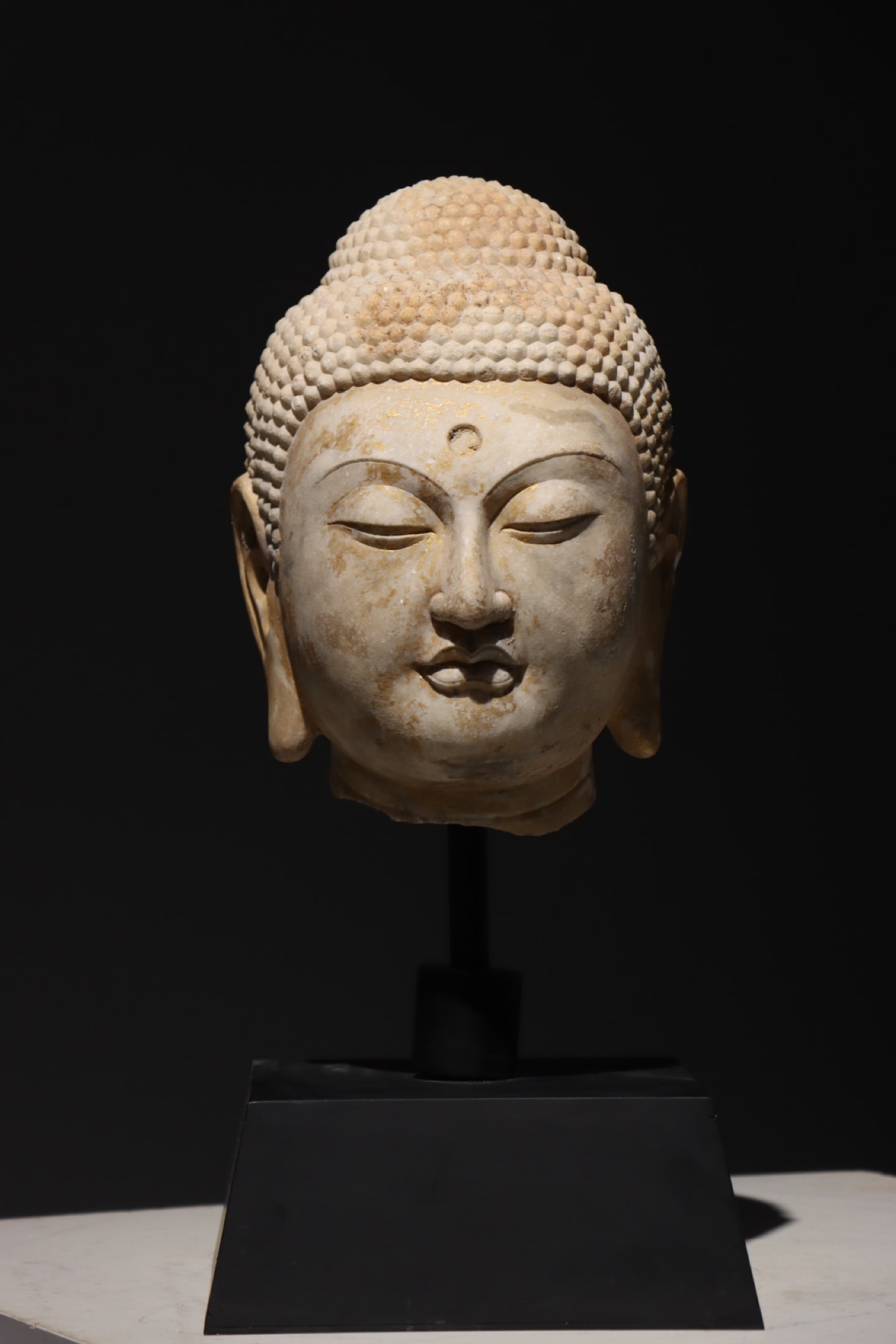 TANG DYNASTY WHITE MARBLE WITH A GOLDEN BUDDHA HEAD (1 of 8)