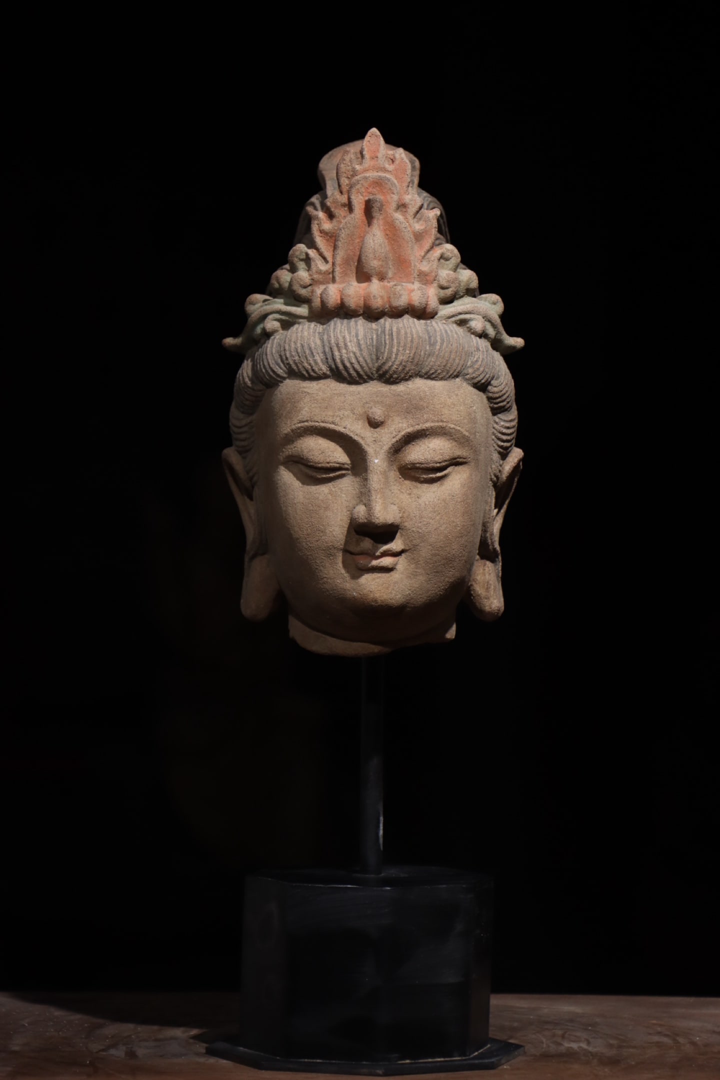 TANG DYNASTY SANDSTONE MINERAL COLOR GUANYIN BODHISATTVA HEAD (1 of 9)
