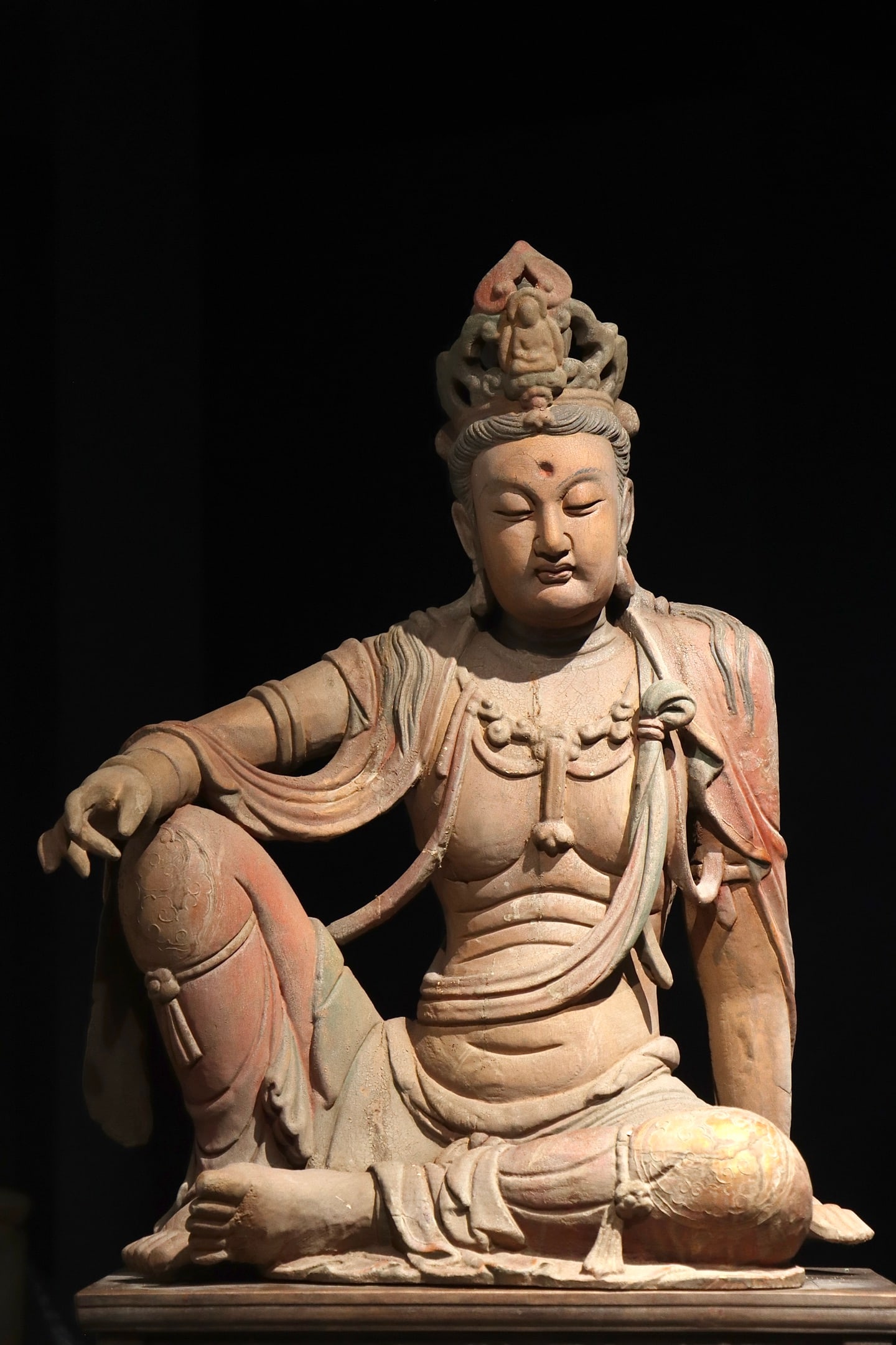 TANG DYNASTY WOODBLOCK PAINTED SEATED GUANYIN (1 of 10)