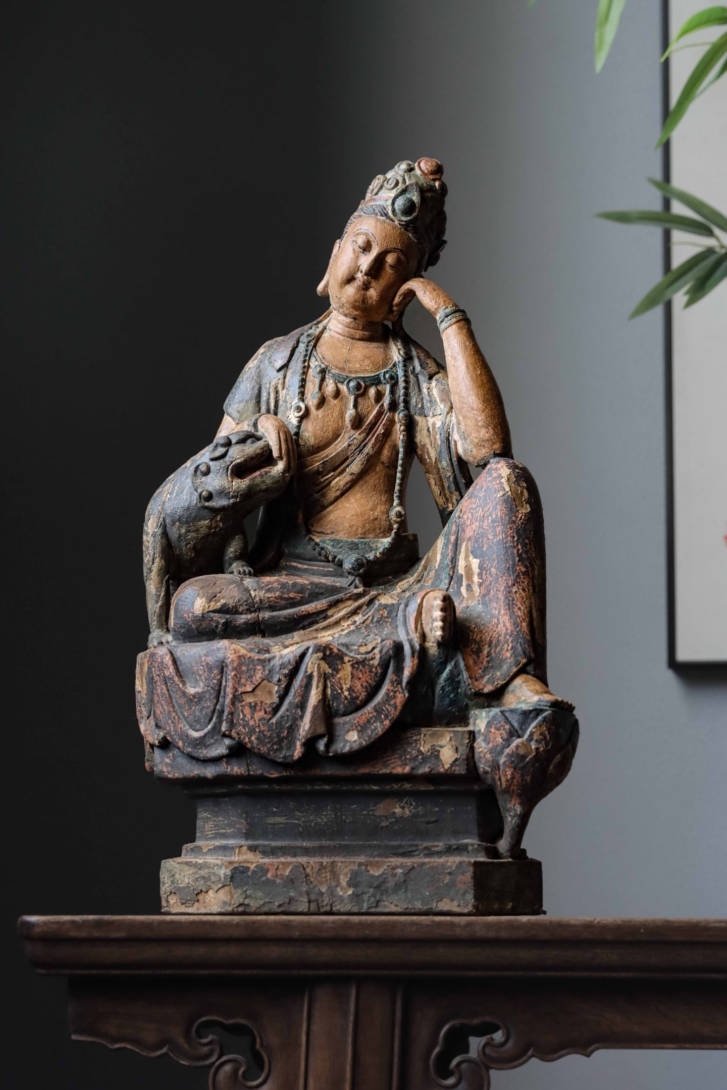 A SONG DYNASTY WOODCARVING STATUE OF THE THOUGHT OF GUANYIN (1 of 10)