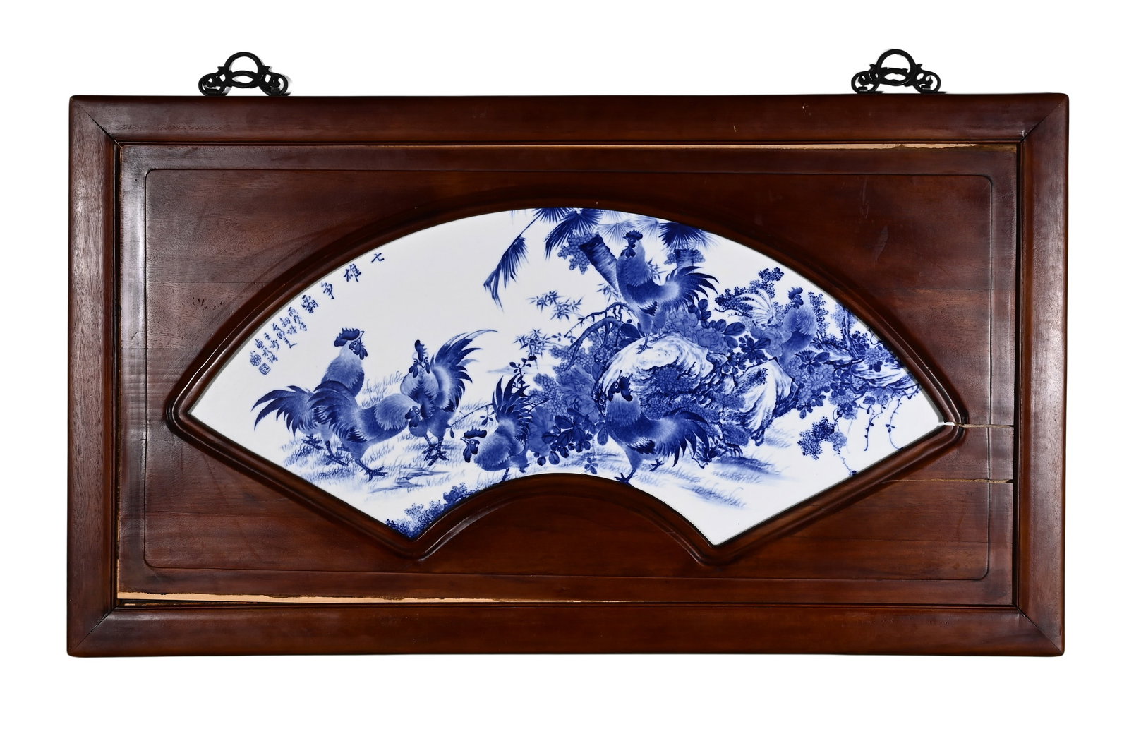 BLUE AND WHITE FAN-SHAPED PORCELAIN PLATE HANGING SCREEN DEPICTING THE SEVEN HEROES' RIVALRY: Overall dimensions Height:60cm (23.62in) , Width:115cm (45.28in) Fan?shaped porcelain plaque inset within original rosewood outer frame, equipped with dual?metal hanging rings, neatly mounted. The fan