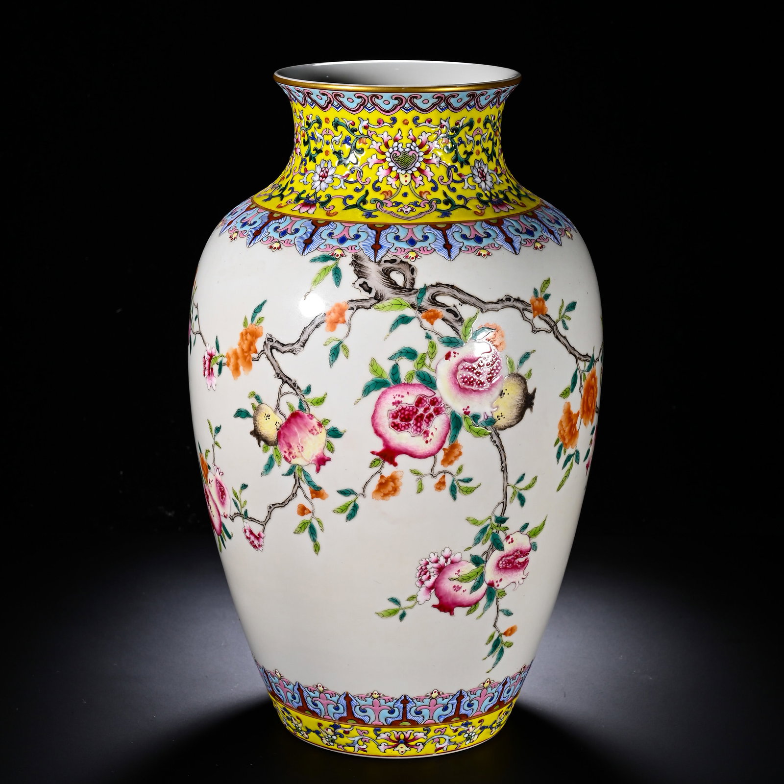 A LARGE VASE WITH GARNET PATTERNS IN THE QIANLONG PERIOD OF THE QING DYNASTY: Height:2cm (0.79in) , Diameter:18cm (7.09in) The vase has flared mouth, contracted neck, full shoulder and tapering body, imposing and elegant in form. Gilded rim. Neck and foot are framed by bright?y