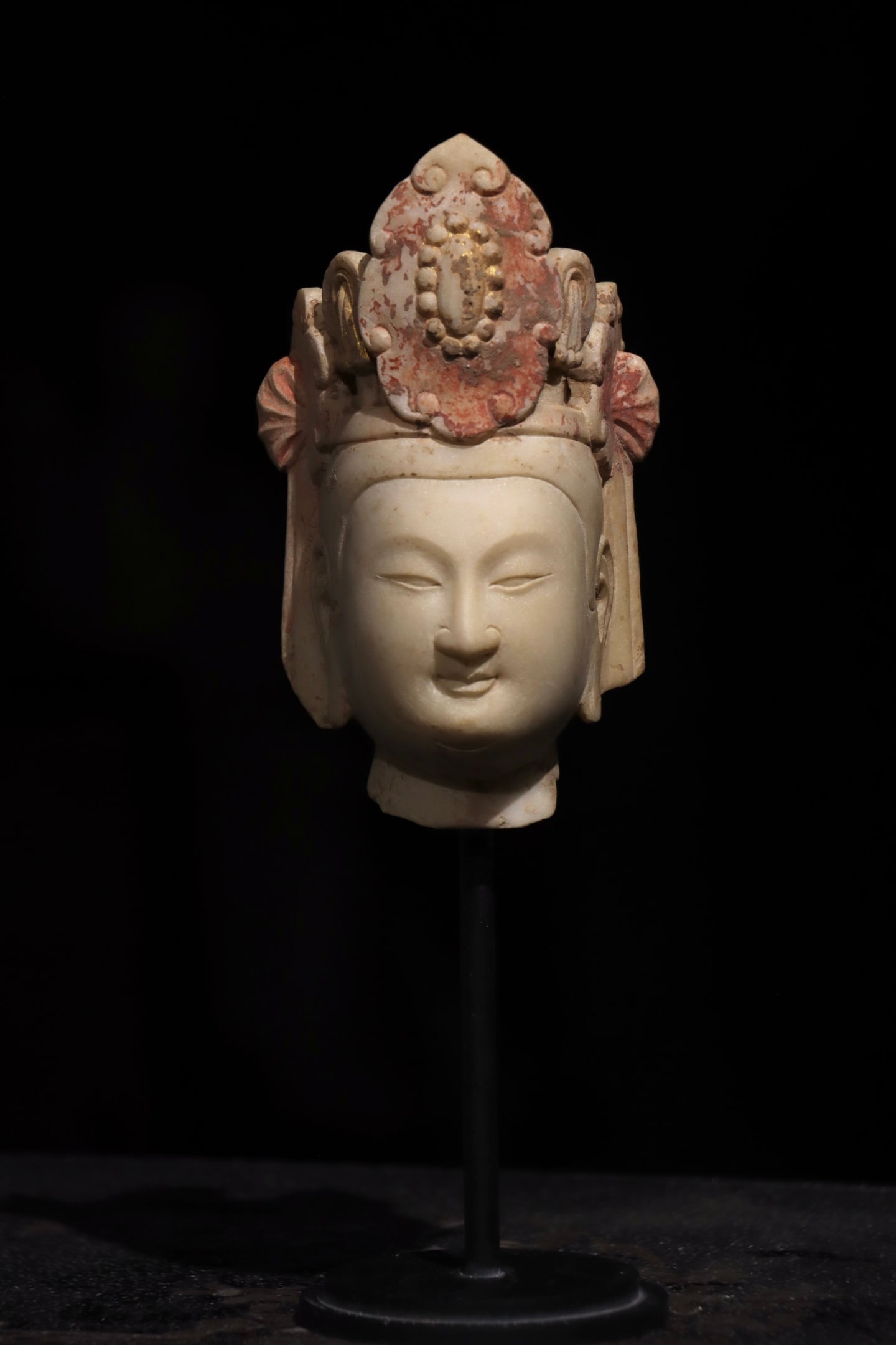 TANG DYNASTY WHITE MARBLE GUANYIN HEAD: Dimensions without base Height:15cm (5.91in) White marble Guanyin Bodhisattva head with gilded and red mineral pigment decoration, traditional Chinese stone Buddhist sculpture.