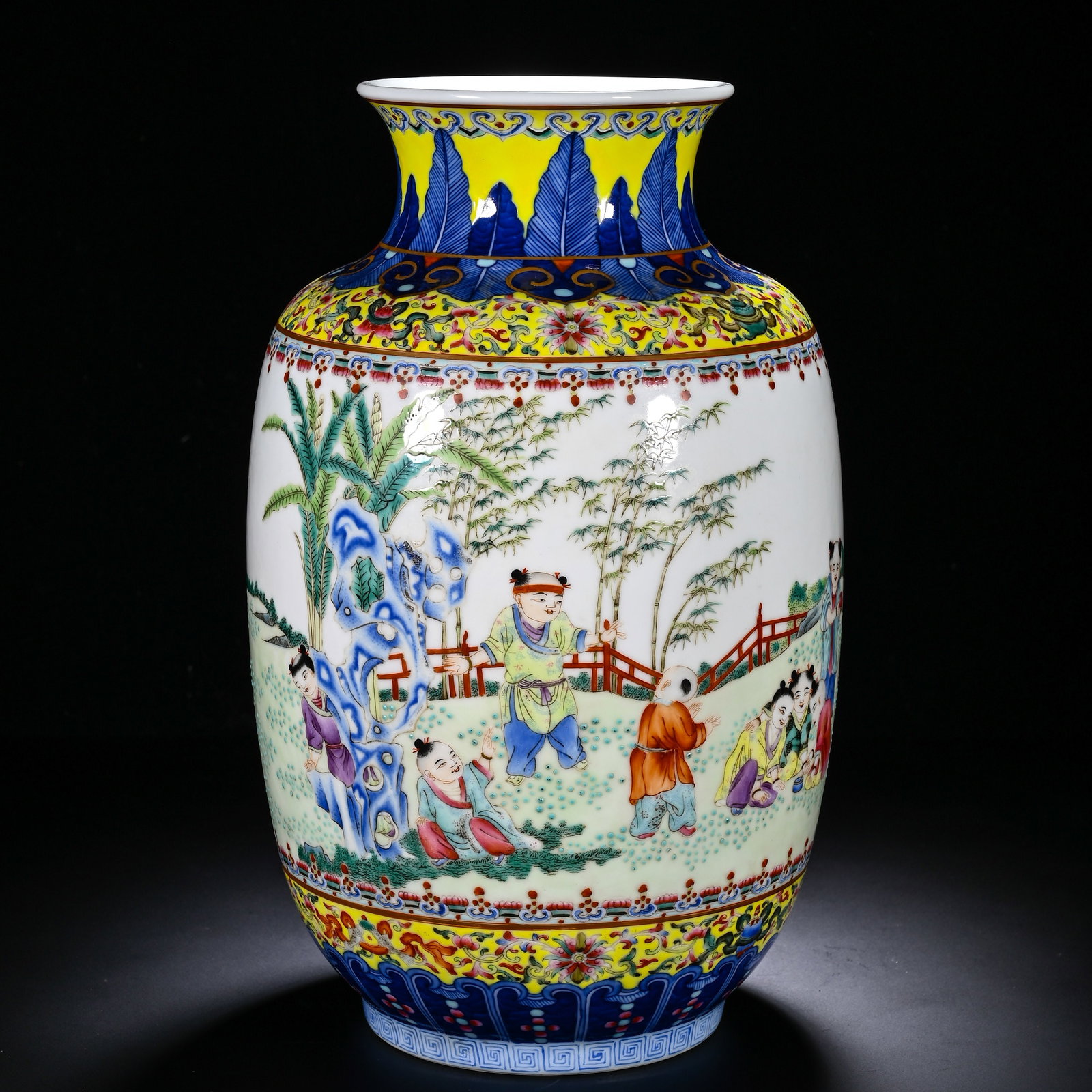 A LANTERN VASE WITH A PICTURE OF CHILDREN PLAYING IN THE COURTYARD MADE BY THE QING DYNASTY'S (1 of 7)