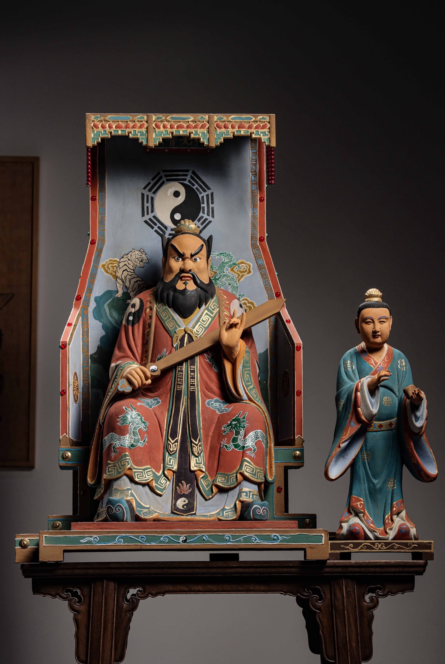 WOODEN TAOIST STATUE OF ZHANG TIANSHI FROM THE QING DYNASTY: Height:106cm (41.73in) , Width:74cm (29.13in) , Thick:43.6cm (17.17in) Height:61cm (24.02in) , Width:25cm (9.84in) , Thick:22cm (8.66in) Complete painted wood sculpture set of Heavenly Master Zhang Da