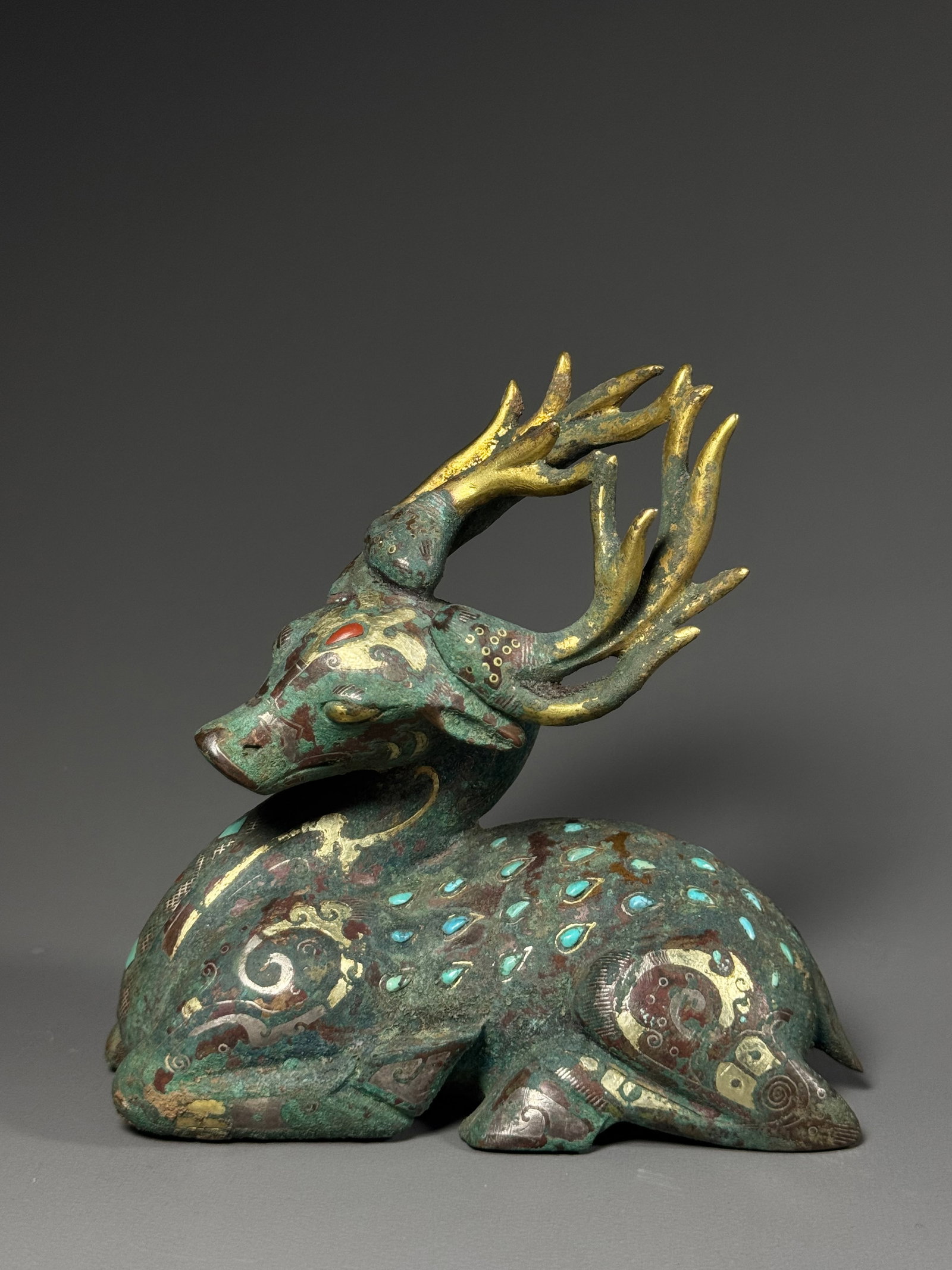 BRONZE TOWN OF THE WARRING STATES PERIOD WITH INLAID GOLD AND SILVER INLAID TURQUOISE AND AGATE: Height:12cm (4.72in) , Width:12cm (4.72in) , Weight:1668g (3.677lb) Warring States Recumbent Deer Bronze Weight Inlaid with Gold, Silver, Turquoise and AgateThis Warring States bronze desk weight is c
