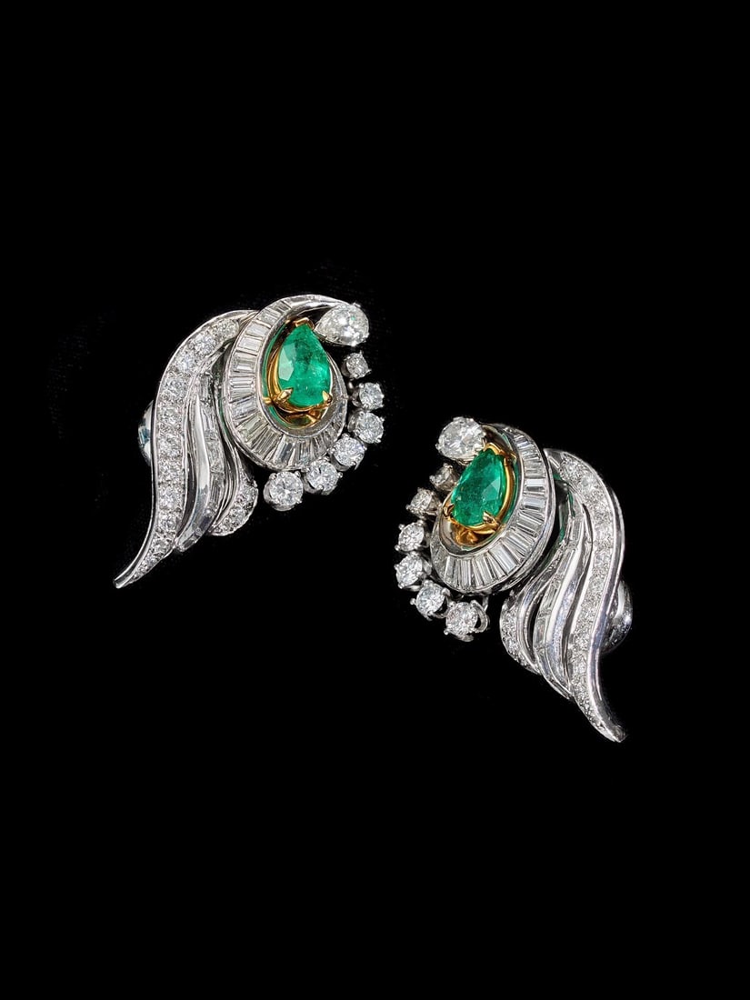 Mid-to-Late 20th Century European Platinum & 18K Gold Emerald Foliage Ear Clips: 3.3*1.9cmTotal Weight:17.5g Abstract streamlined foliate design. The platinum body fully pav??-set with diamonds; the central stone is a gold-mounted pear-shaped faceted emerald. Marked PLAT for plati
