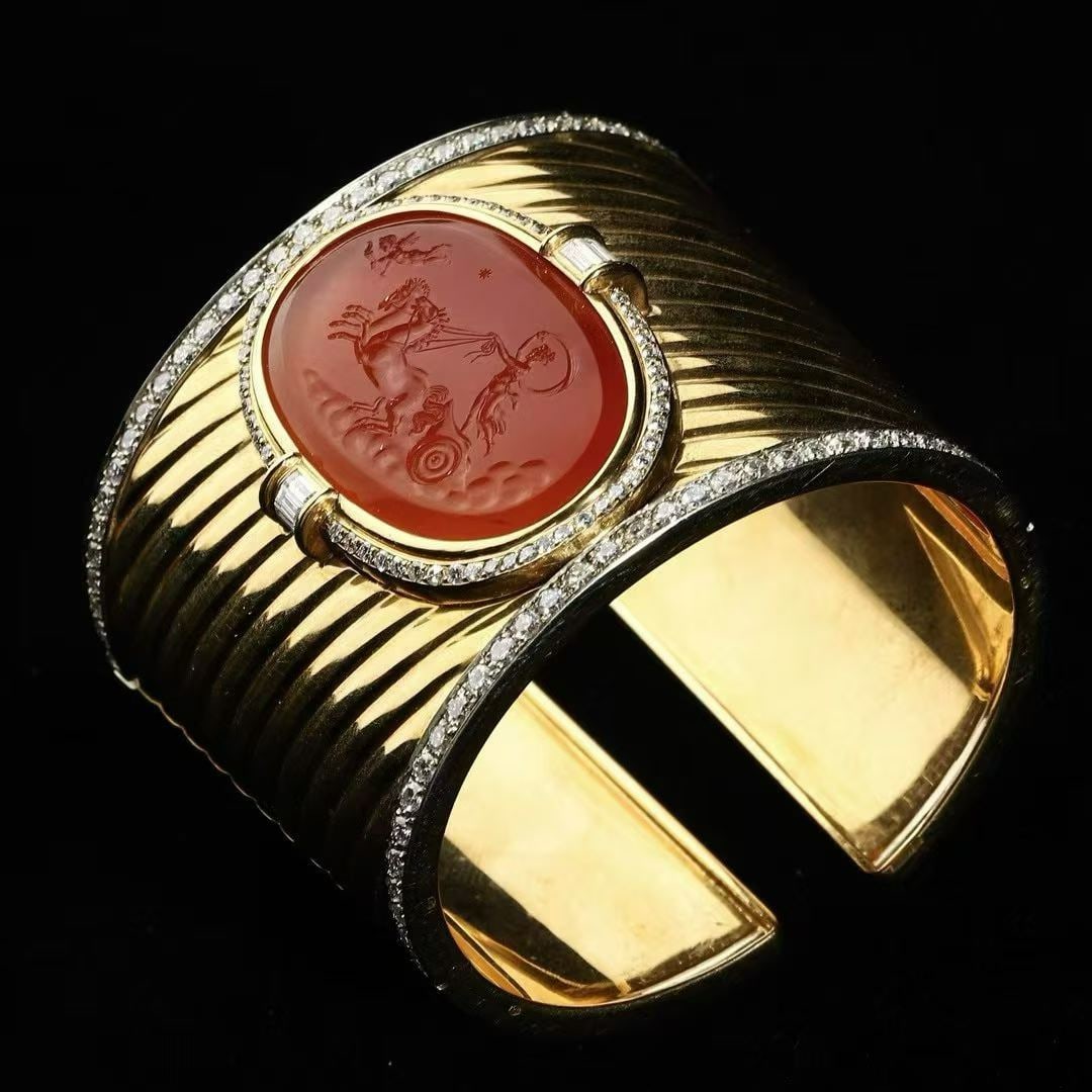 Repouss?? REPOSSI Two-Tone Gold Diamond Bangle with Agate Intaglio of Nike: suitable for wrist circumference within 16.5-cm Wt:125.5g Carved agate depicting Nike, Goddess of Victory, riding a galloping chariot, with an angel bearing a torch leading the way ahead.Brand Introdu