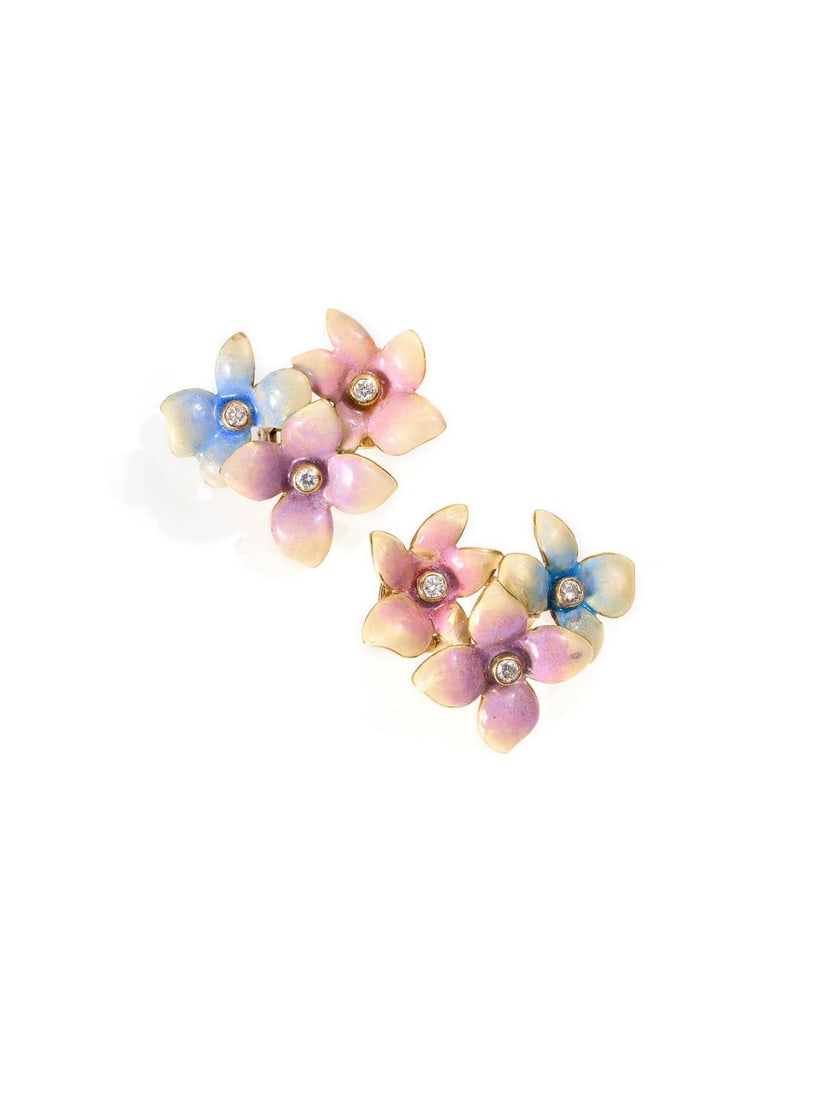 European Retro Period 18K Open-Back Enamel Flower Cluster Diamond Earrings: 2.9*3cmWt:12.5g The earrings feature three staggered, layered blossoms as their central motif. Each petal bears soft blended gradient hues: one side is dominated by pink tones, with a seamless,