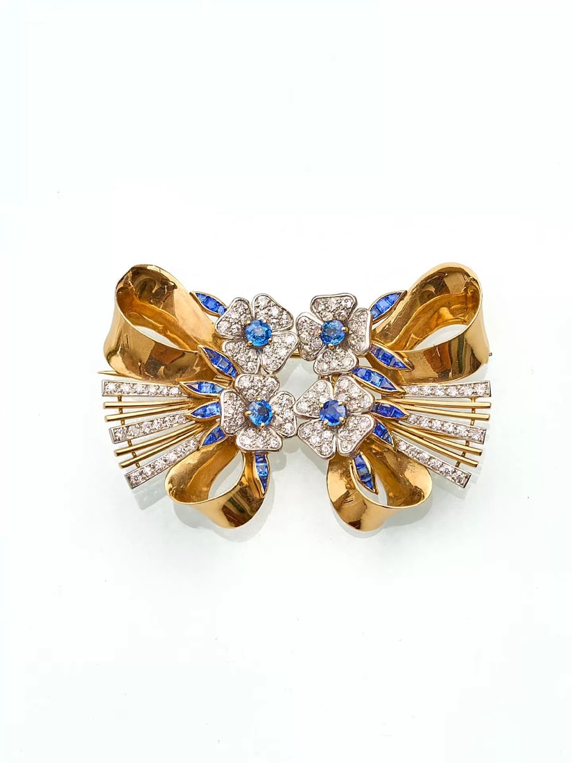 French Retro Period 18K Sapphire and Diamond Double Bow Brooch: 5.9*4.3cmThe principal sapphire weighs 1.00-ct -Wt:35.3g The bow takes sapphires as its dominant hue, encircled by lavish diamond settings, exquisite and delicate like a fluttering butterfly. It is