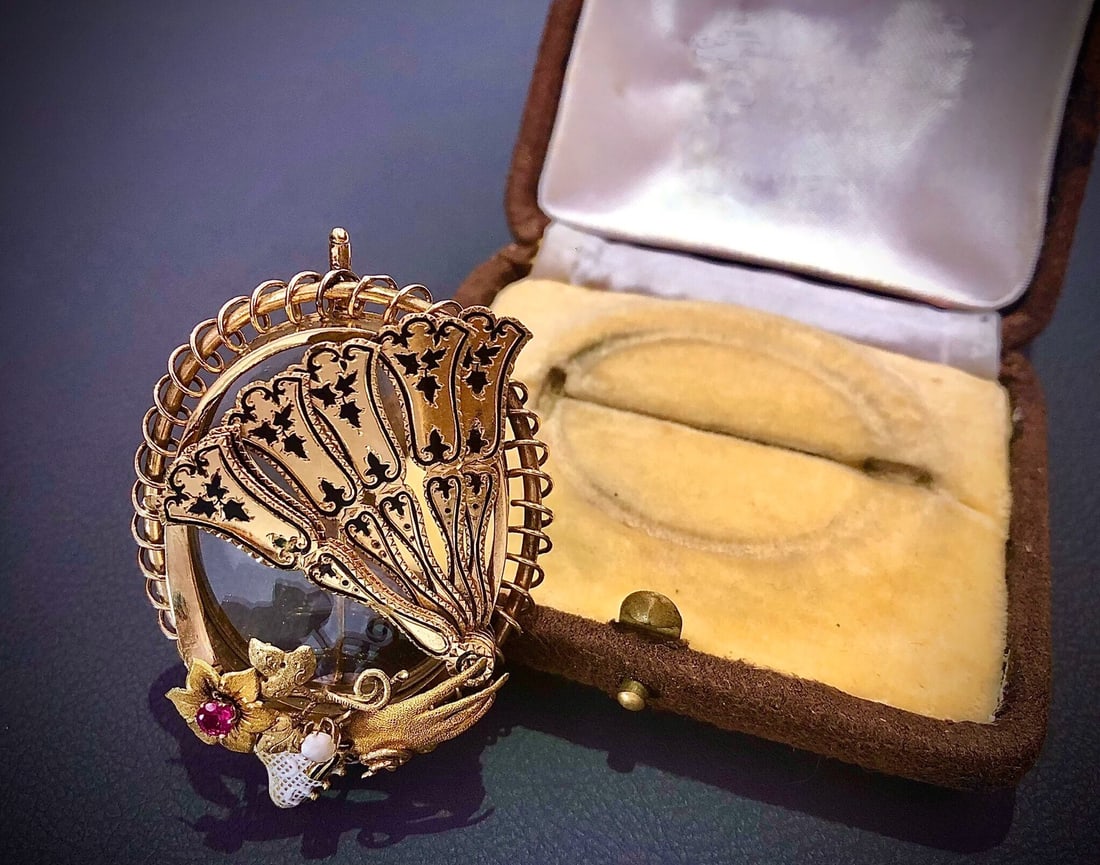 1880s Spanish Mechanical Fan Locket Brooch-Pendant, "Language of the Fan", Multi-Wear, Original Box: 5.3*4.1cm Wt:24.35g Spanish aristocratic fan motifTransformable ingenious designThe fan blades can unfold and fold freely with a gentle touch.The Secret Language of FanFan language conveys sentiments