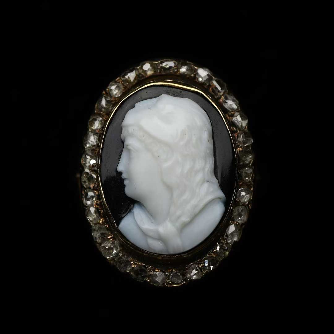 Victorian Era (1837-1901) 17K Gold High-Relief Hardstone Cameo Ring of Heracles: Ring Size: US 9.5-10 Wt:7.4g Hand-carved high relief cameo in contrasting black-and-white agate depicting Heracles (Hercules) wearing his lion-skin headdress. Exceptionally fine carving, encircled by
