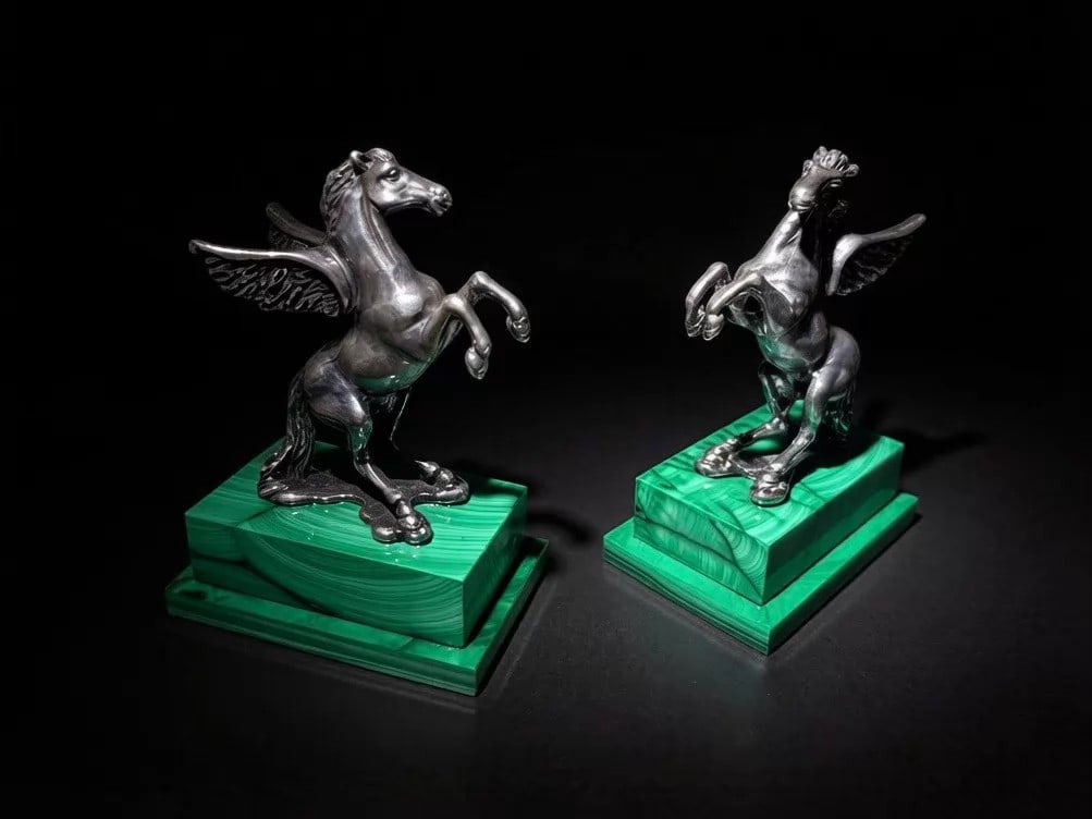 Late 20th Century Italian Playor di Gori Ivo Silver Pegasus Sculpture on Malachite Base: 7.0*4.5*9.8cm Wt:239+235g Late 20th-century work by the Italian silversmith brand from ArezzoCrafted by Playor di Gori IvoStamped with brand mark ?? and regional registry number 619 AR.Greek mythology