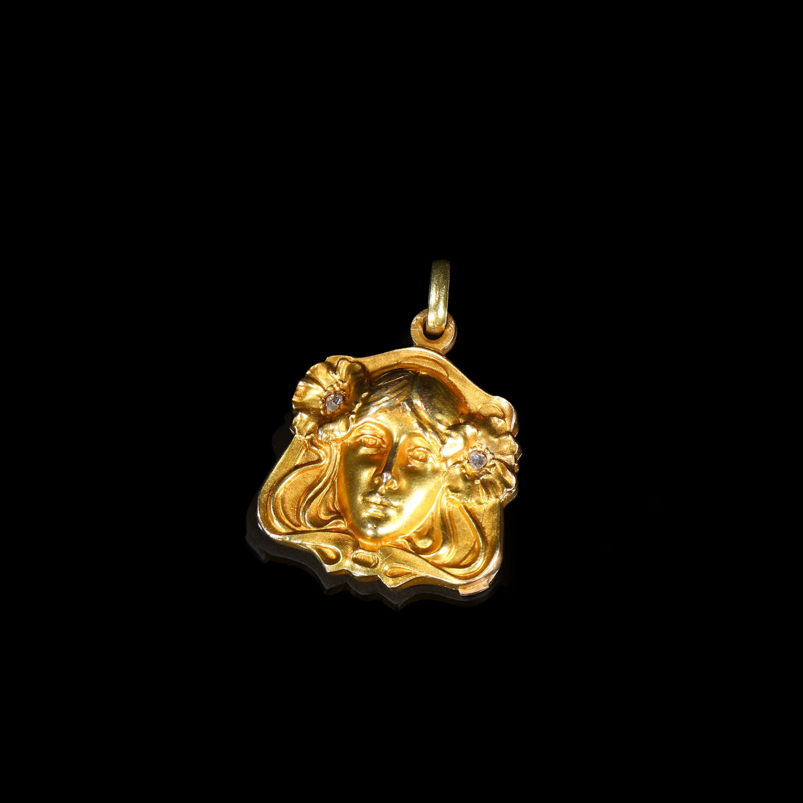 Art-Nouveau 20K Gold Maiden-Head Diamond Locket Pendant, Circa 1895-1910: 3.2*2.7cm Wt:10.18g Art-Nouveau gold locket pendant, circa 1895-1910. The obverse is high-relief modelled with a maiden's portrait, her flowing hair intertwined with floral-foliate motifs set with two