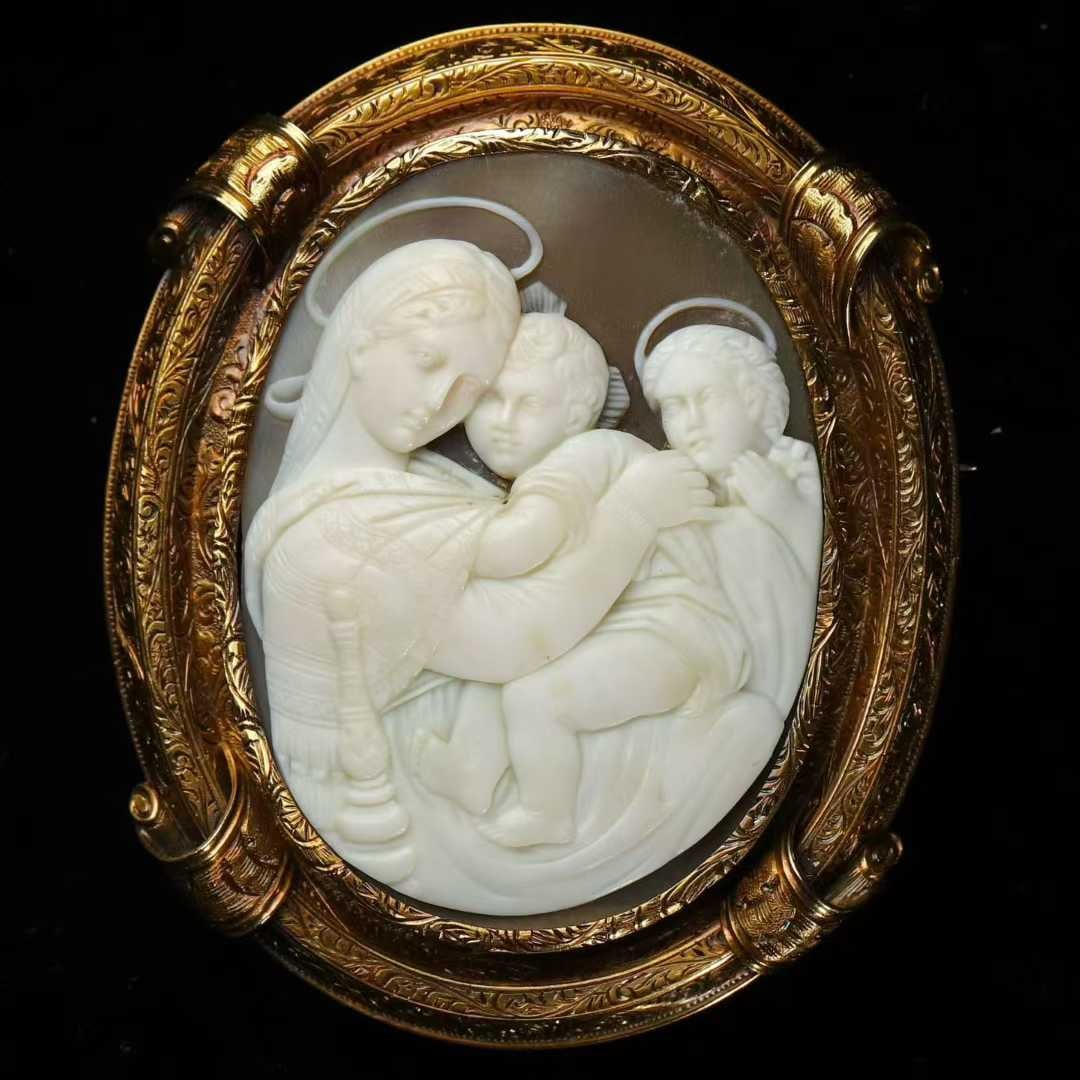 Georgian Period (1714-1837) "Cameo Brooch of Madonna of the Chair", 21K Gold: 6*5cm Wt:20.4g The frame is hand-crafted in 21K gold with full-surface chased foliate ornamentation, presenting a sacred and noble aesthetic with consummate craftsmanship."Madonna of the Chair" is an 