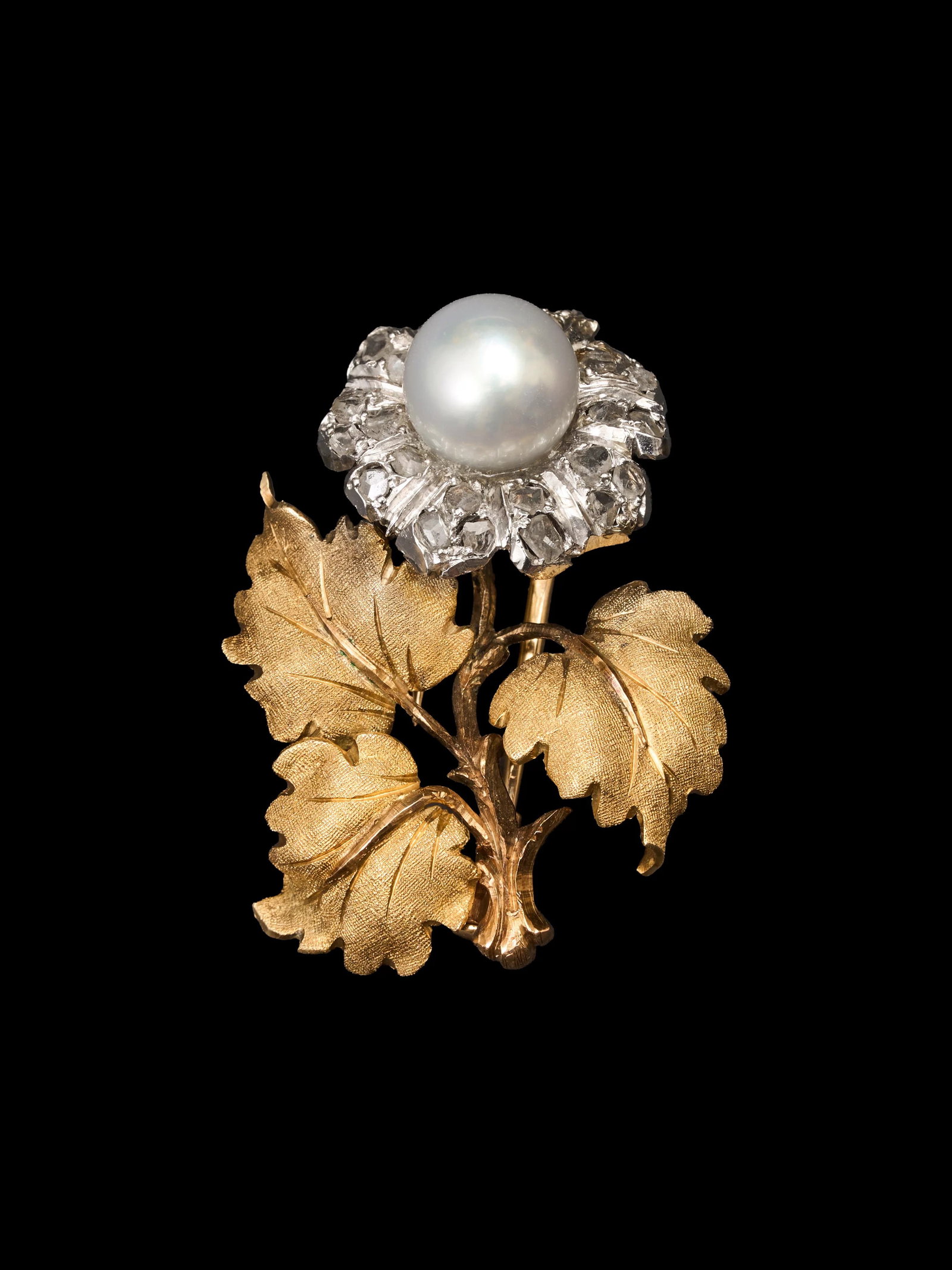 Italian Buccellati 18K Pearl and Diamond Foliage Brooch: 3.4*2.1cmPearl diameter:8mmWt:7.4g This is a work by Mario Buccellati. The brooch is composed of numerous uniquely shaped leaves and branches extending naturally outwards from the centre. The orientat