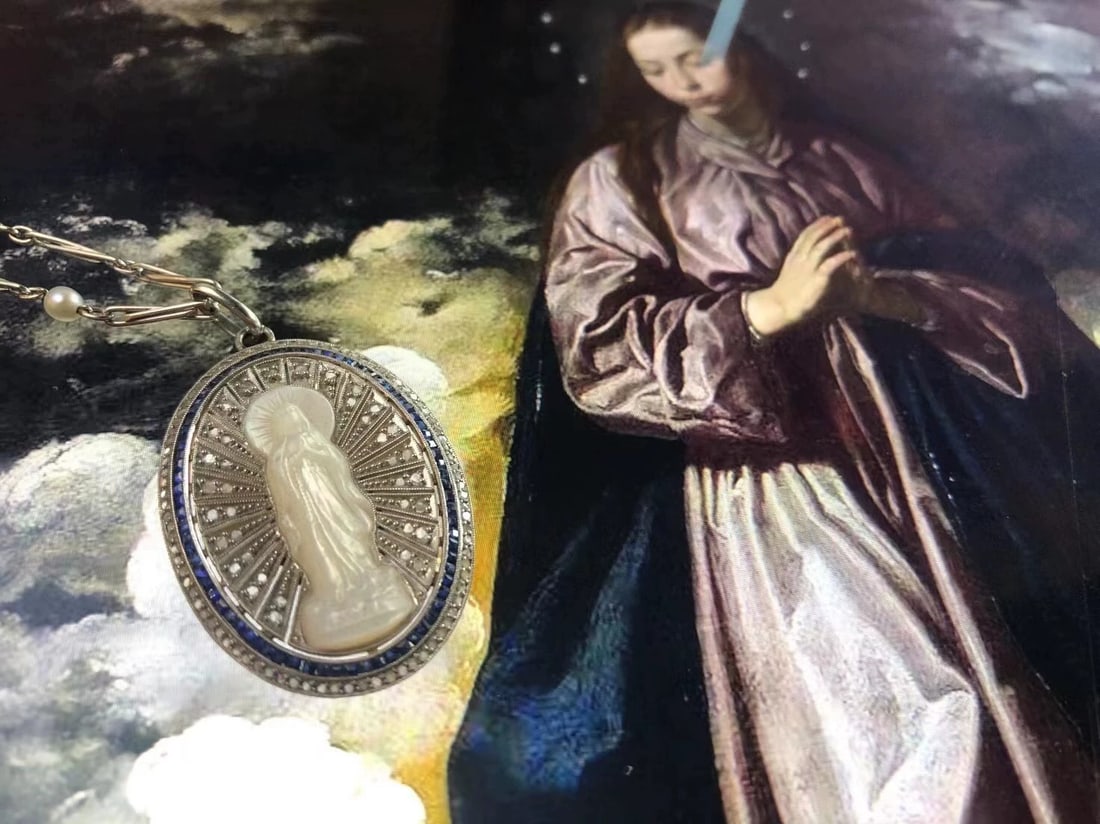 Early 20th Century Antique Jewellery, 18K Gold Virgin Mary Cameo Necklace with Sapphire and: 3*2.3cm Chain Length:44cm Wt:10.85g Unlike typical Neoclassical pieces,this work is executed in classic Art Deco style.The centre is set with a pearl-shell cameo,carved with the Virgin Mary as describ
