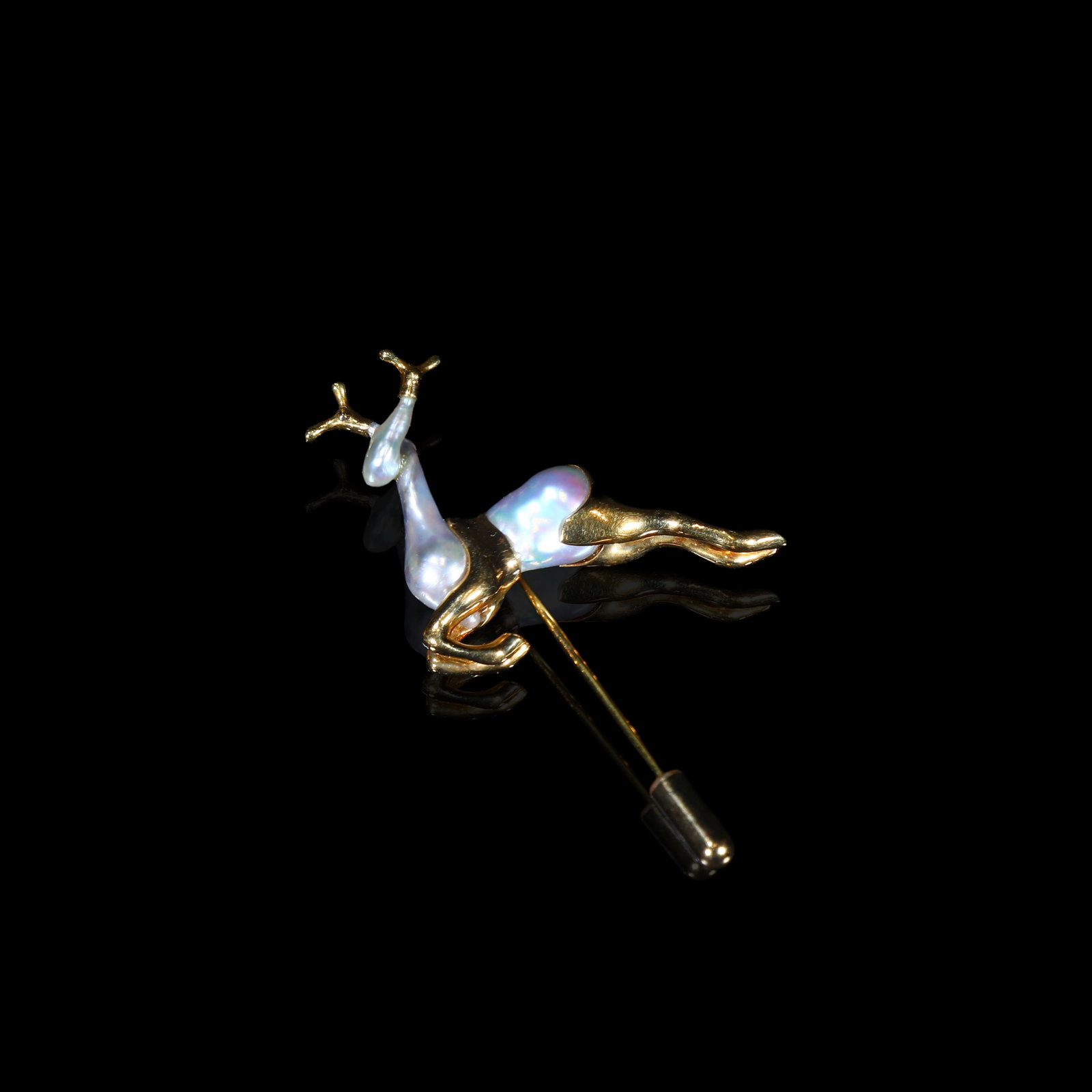 20th-Century 18-Karat-Gold Natural Baroque-Pearl Leaping-Deer Stick-Brooch: 3.4*3.52cm Wt:9.76g 20th-century stick-brooch in 18-karat gold. Modelled as a leaping recumbent deer, its body formed by one natural baroque pearl with soft iridescent orient. Antlers and limbs finely