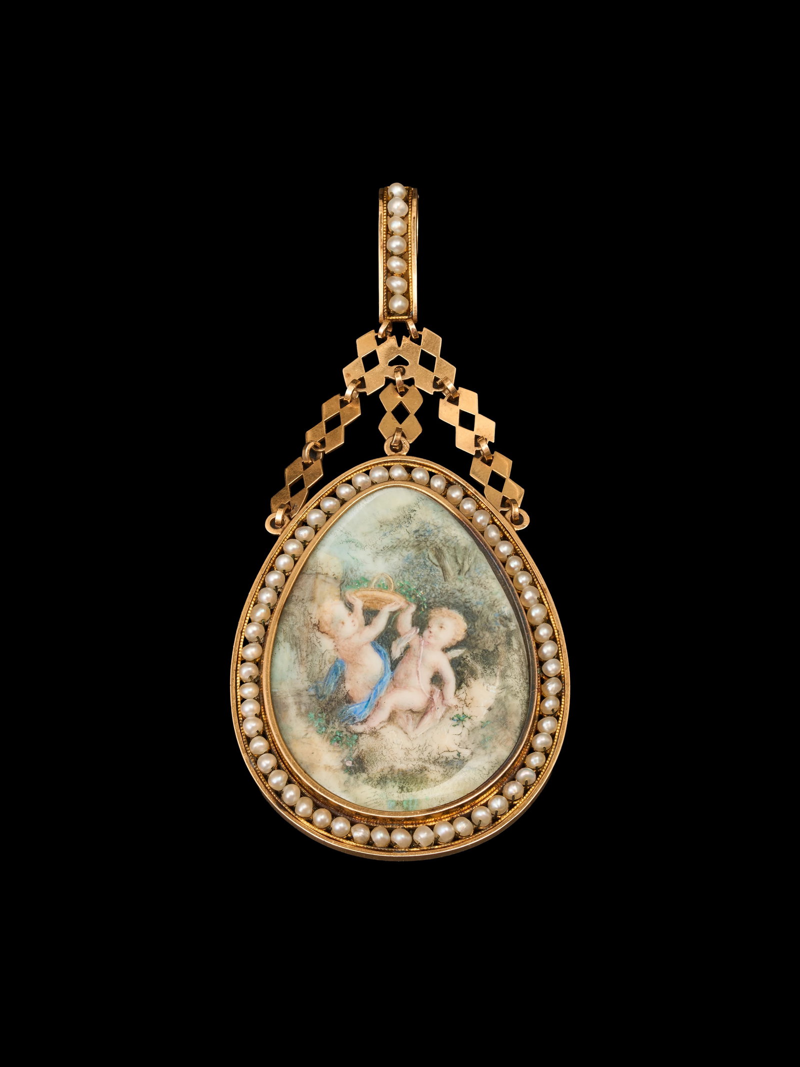 19th Century European 18K Gold Miniature Portrait Locket Pendant: 8*3.5cm(Dimensions including clasp)Wt:19.4g Set on an 18K gold base, the piece adopts a classic pear-shaped silhouette. The pendant is suspended by a three-section openwork geometric chain composed of