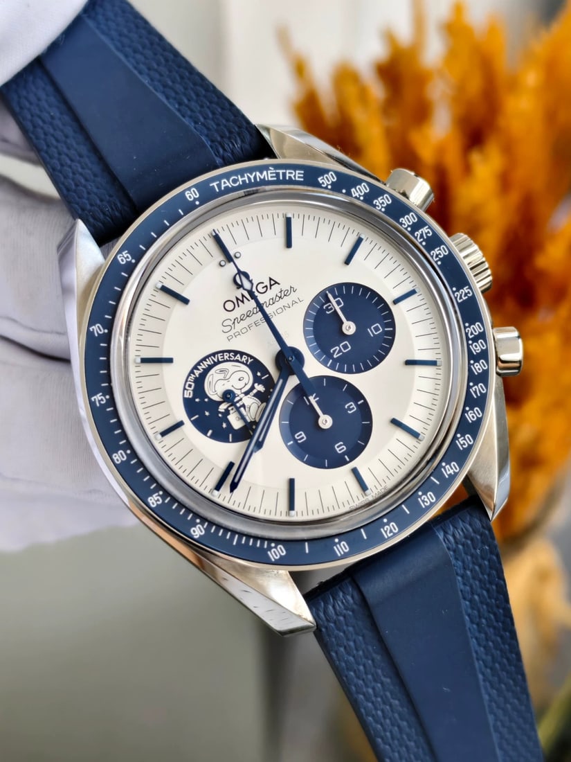 Omega Speedmaster "Silver Snoopy Award" 50th-Anniversary, Ref. 310.32.42.50.02.001, Men's: D:42mm