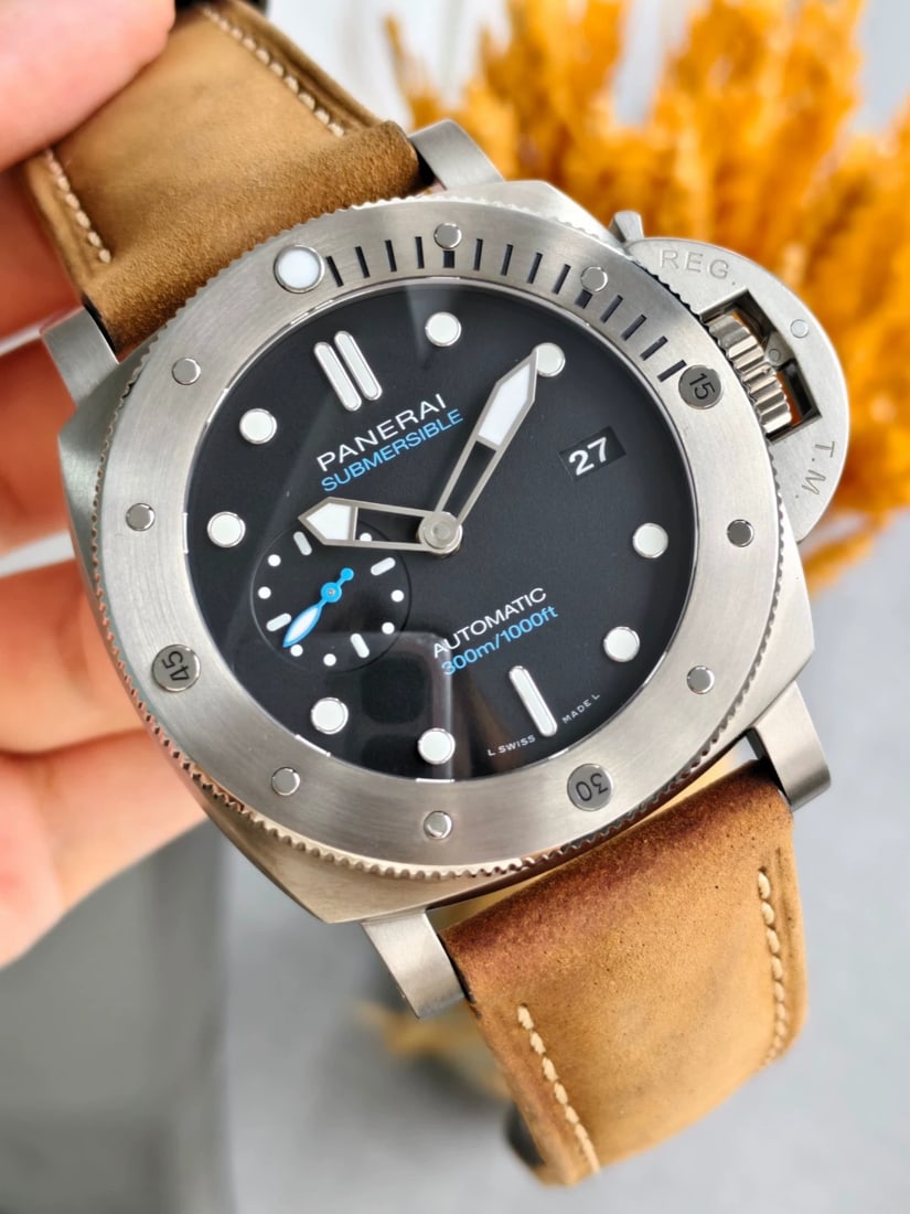 Panerai Luminor Submersible, Ref. PAM02305, Automatic Stainless-Steel Diver Men's Wrist-Watch: D:47mm
