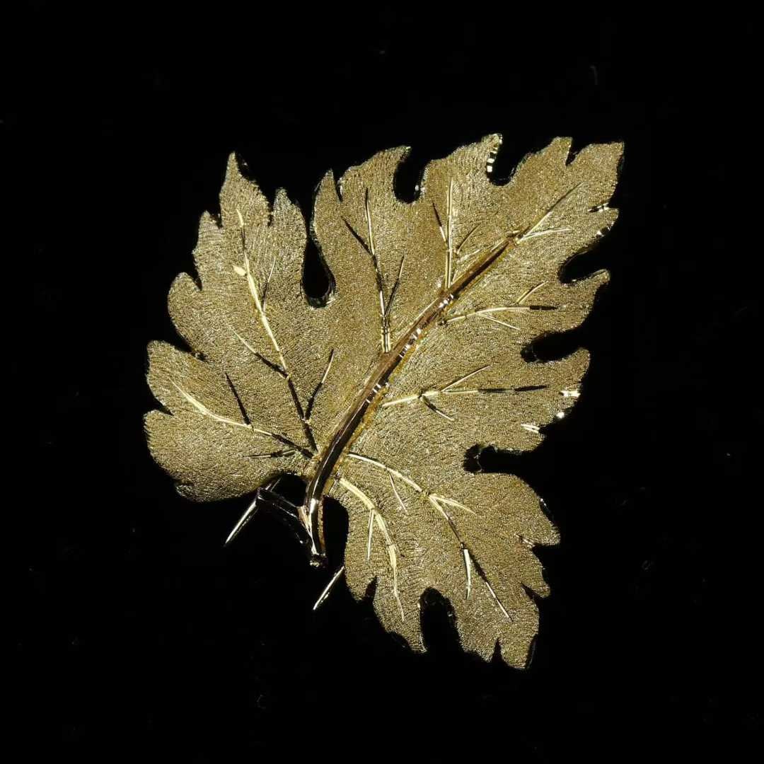 Three-Dimensional Gilt Carved Gold Leaf Brooch by Mario Buccellati, Founder of the First Buccellati: L:3.6cm W:3.4cm Wt:9.85g This brooch is a work by Mario Buccellati, the first-generation founder of Buccellati. Handcrafted entirely in 18K gold with fully hand carving, it boasts strong three-dimensi