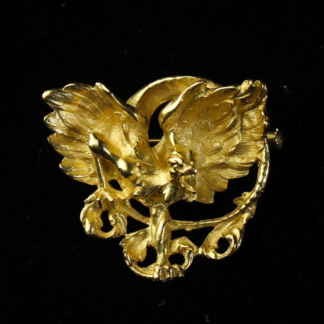 Art Nouveau (1880-1920) Hand-Carved 18K Gold Mythological Griffin Brooch: 3.5*3.1cm Wt:19.75g The main motif is the Griffin, the mythical creature with the head of an eagle and the body of a lion in Western legend. It symbolises strength, protection and divinity, and ranks 