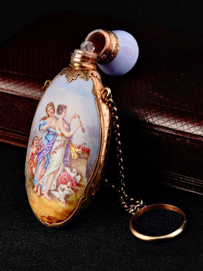 French 1800s Rococo Antique Scent Bottle with Miniature Enamel after Boucher Original Painting: 3.6*13cm Wt:51.03g Three sides of the bottle body and cap feature polychrome painted enamel on porcelain base, faithfully reproducing the original work by Fran-ois Boucher at a 1:1 scale. The cap and 