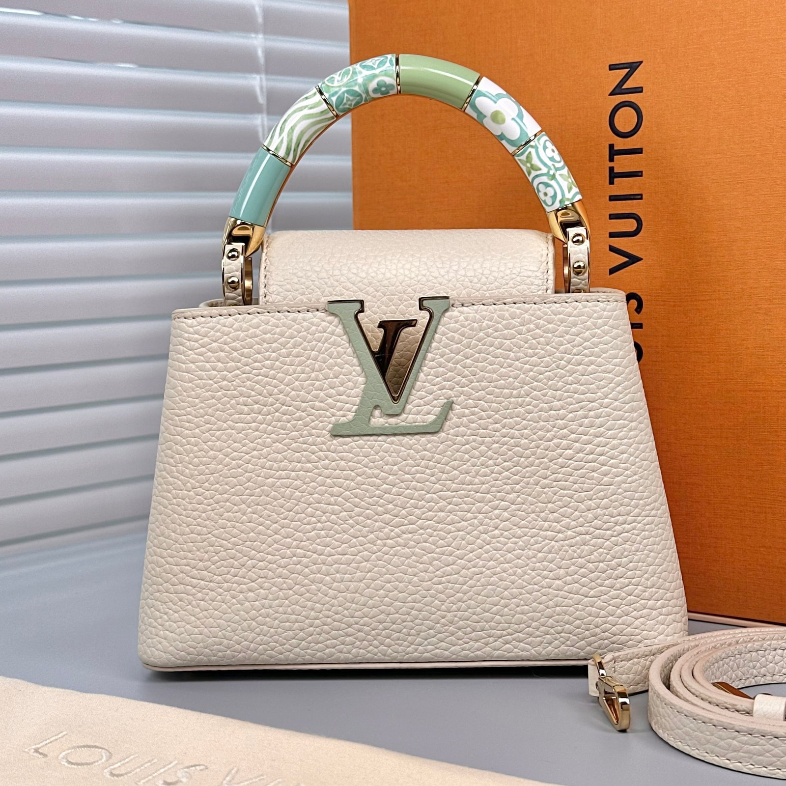 Louis-Vuitton Capucines Mini, White Taurillon Leather, Painted-Floral Top-Handle, Green Enamel LV: 20*14*8