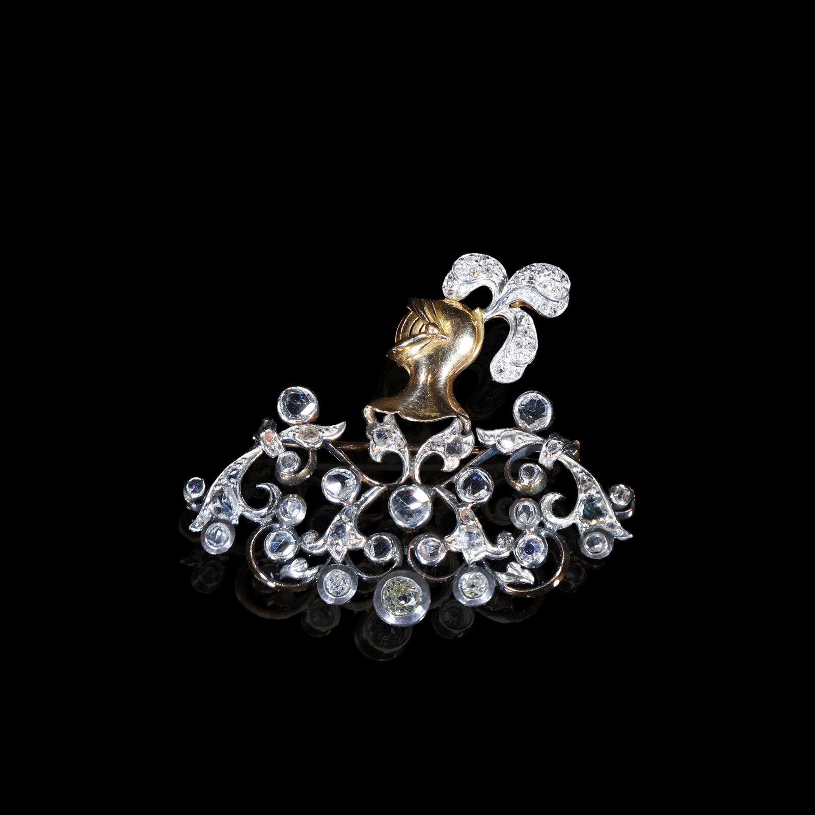 18th-Century Gold-and-Silver Brooch, Warrior-Helmet Motif Set with Rose-Cut Diamonds: 4.5*5.3cm Wt:15g 18th-century bi-metallic brooch in gold and silver. The upper section modelled in gold as a finely-detailed warrior's helmet. Below, open-work silver scrolling foliage is set with num