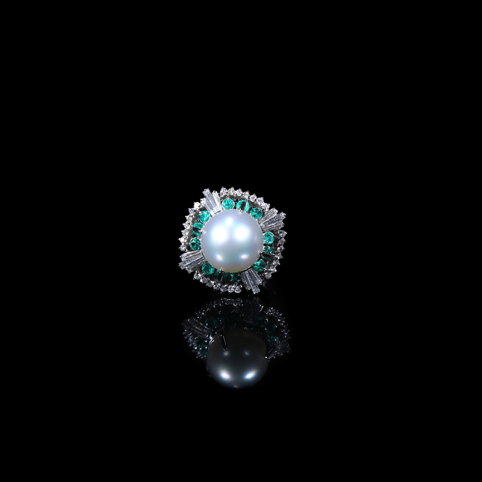 PT900 Platinum Ring Set with Pearls, Emeralds and Diamonds: Stone Diameter:2.4cm Wt:14.8g Ring Size: US 6.5 Metal: PT900 platinum, set with a white pearl of 1.27 cm diameter as the centre stone, accented with emeralds (approx. 0.7 ct) and diamonds (approx. 1 c