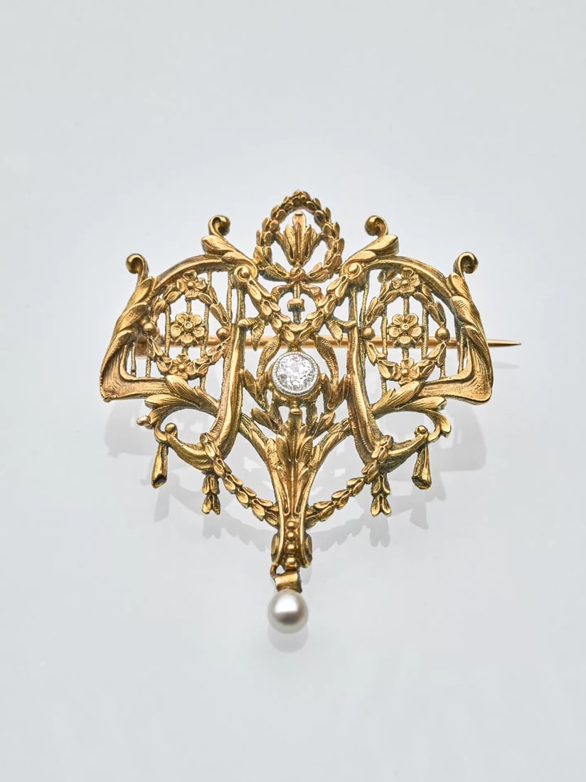 French c.1900 Art Nouveau 18K Gold Antique Brooch with Diamonds and Natural Pearls: 13.6*3.5cmWt:12.1g Classic Art Nouveau piece, hand-carved gold shaped as blooming flowers, leaves and twisting vines in natural, flowing forms, executed with masterful craftsmanship.