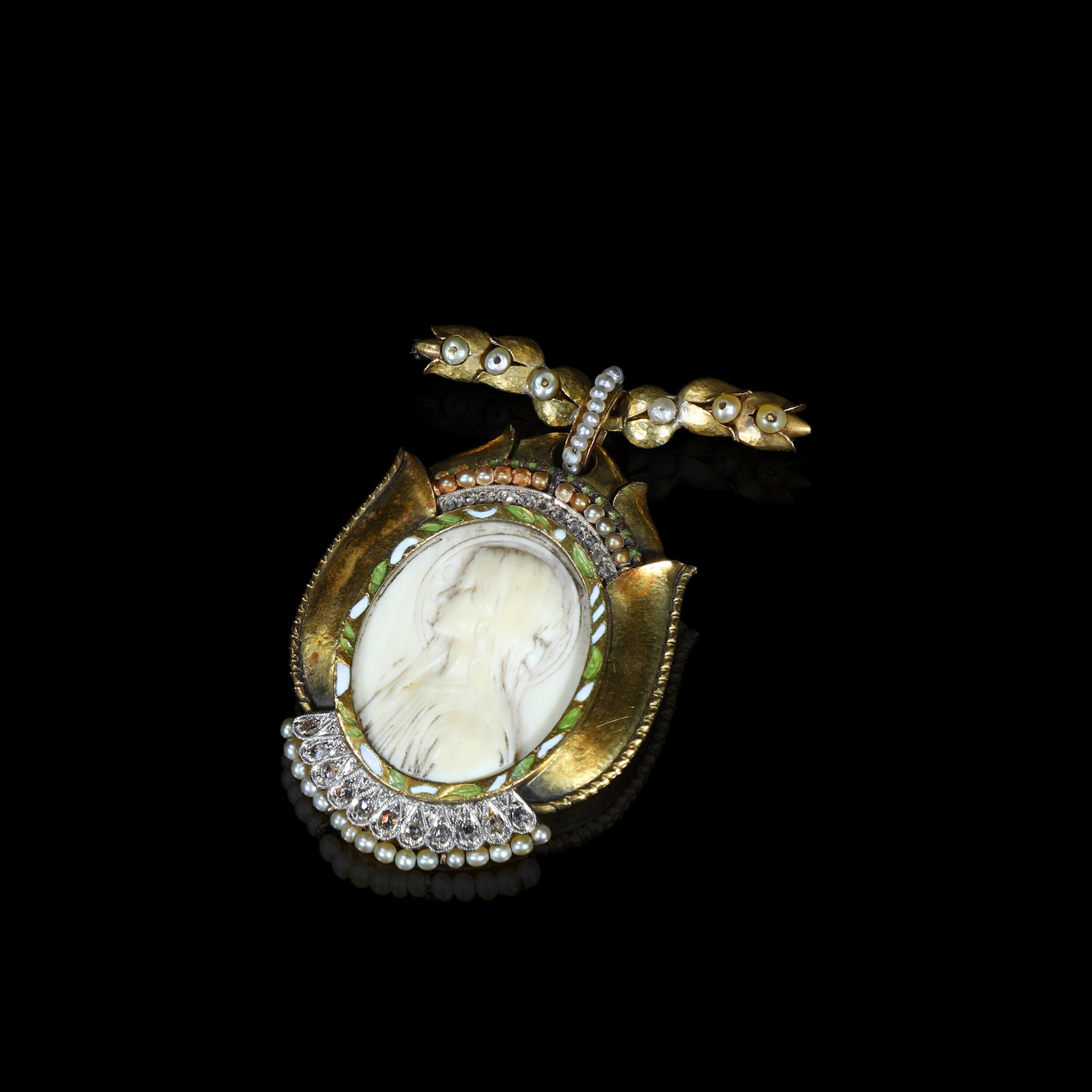 Victorian Gold-and-Enamel Cameo Brooch, Old-Cut Diamonds & Natural Wild Pearls, Circa 1860-1880: 5.2*3.28cm Wt:17.69g Victorian cameo brooch, circa 1860-1880, crafted in high-carat gold accented with polychrome enamel. Centred with a finely carved female profile portrait, surrounded by old-cut di