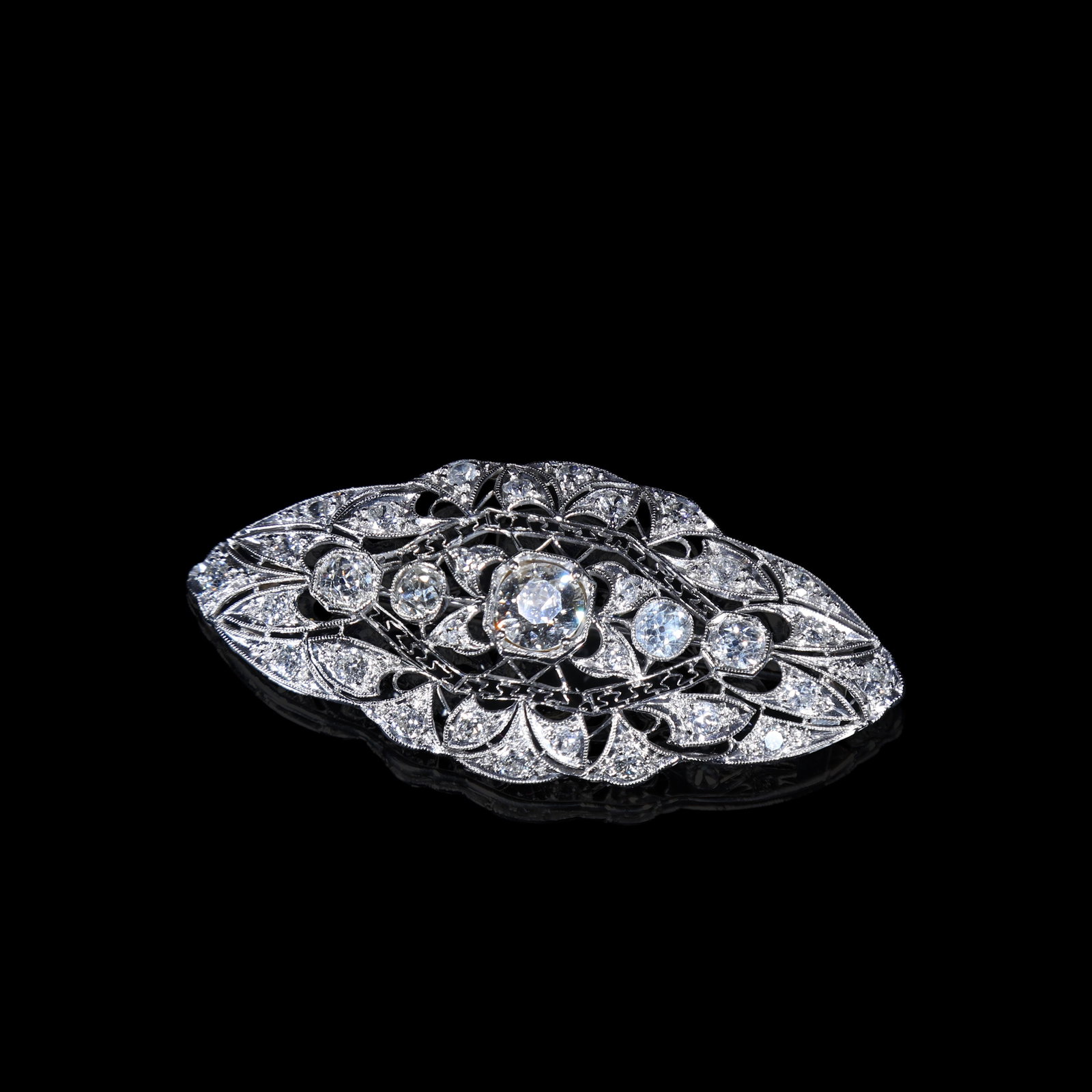 Art Deco-Period Platinum Brooch with 1.5-Carat Centre-Stone and Pav??-Set Diamonds: 6cm*2.7cm Wt:12g Centred with a 1.5-ct main diamond in platinum (PT), accented with diamonds totalling 4-ct.