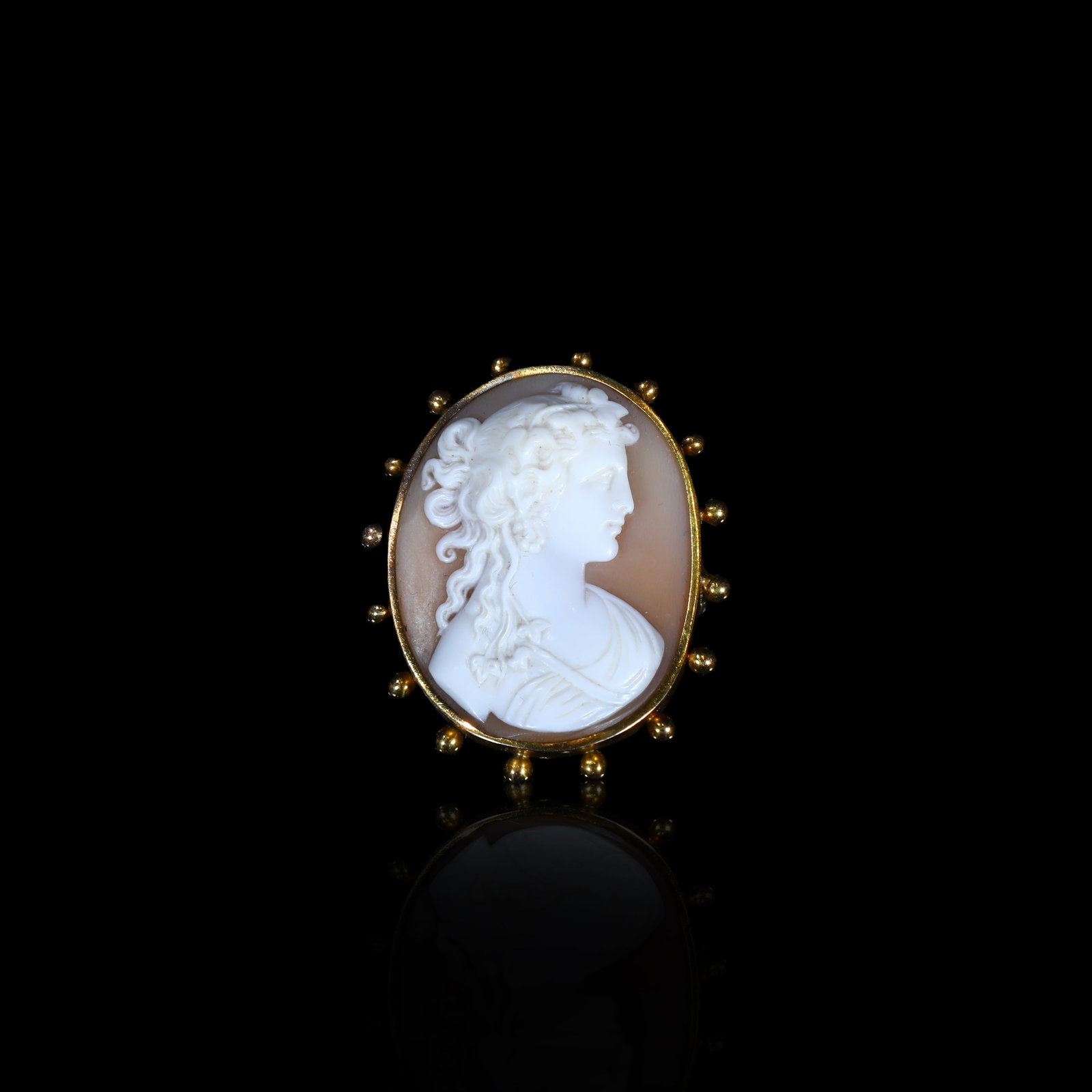 Victorian Gold-Set Conch-Shell Cameo Brooch, Circa 1860-1890: 4*3.4cm Wt:9.98g Victorian conch-shell cameo brooch, circa 1860-1890, mounted in gold with beaded-pin border. Centred with a conch-shell cameo finely carved in relief with profile of classical goddess
